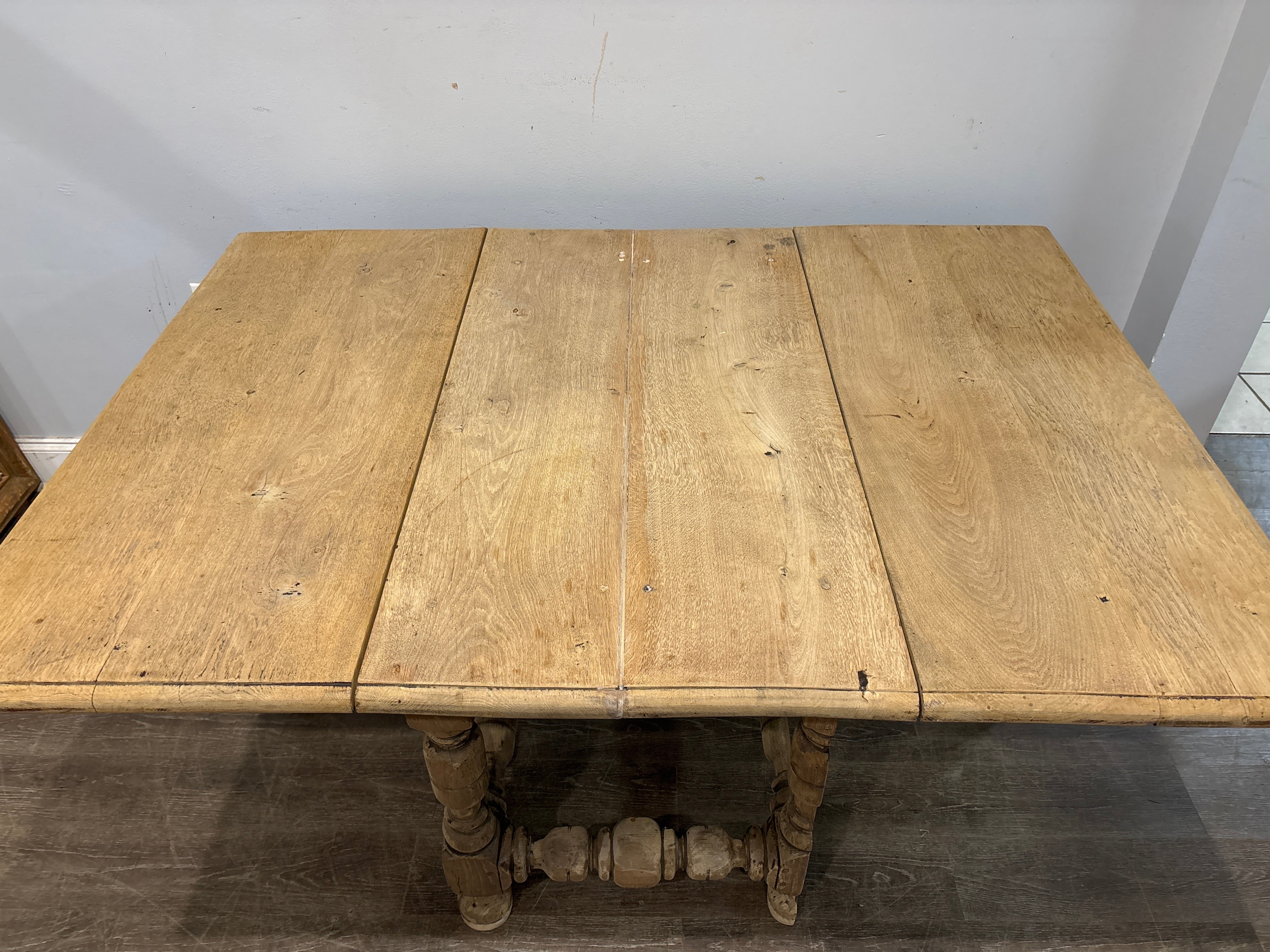 Cette table Getleg est fabriquée en bois de chêne épais et solide.  Une jambe de chaque côté est coupée en deux et permet de pousser l'autre moitié.  au milieu de la feuille.
Lorsque les feuilles sont tombées, les dimensions sont de 25 