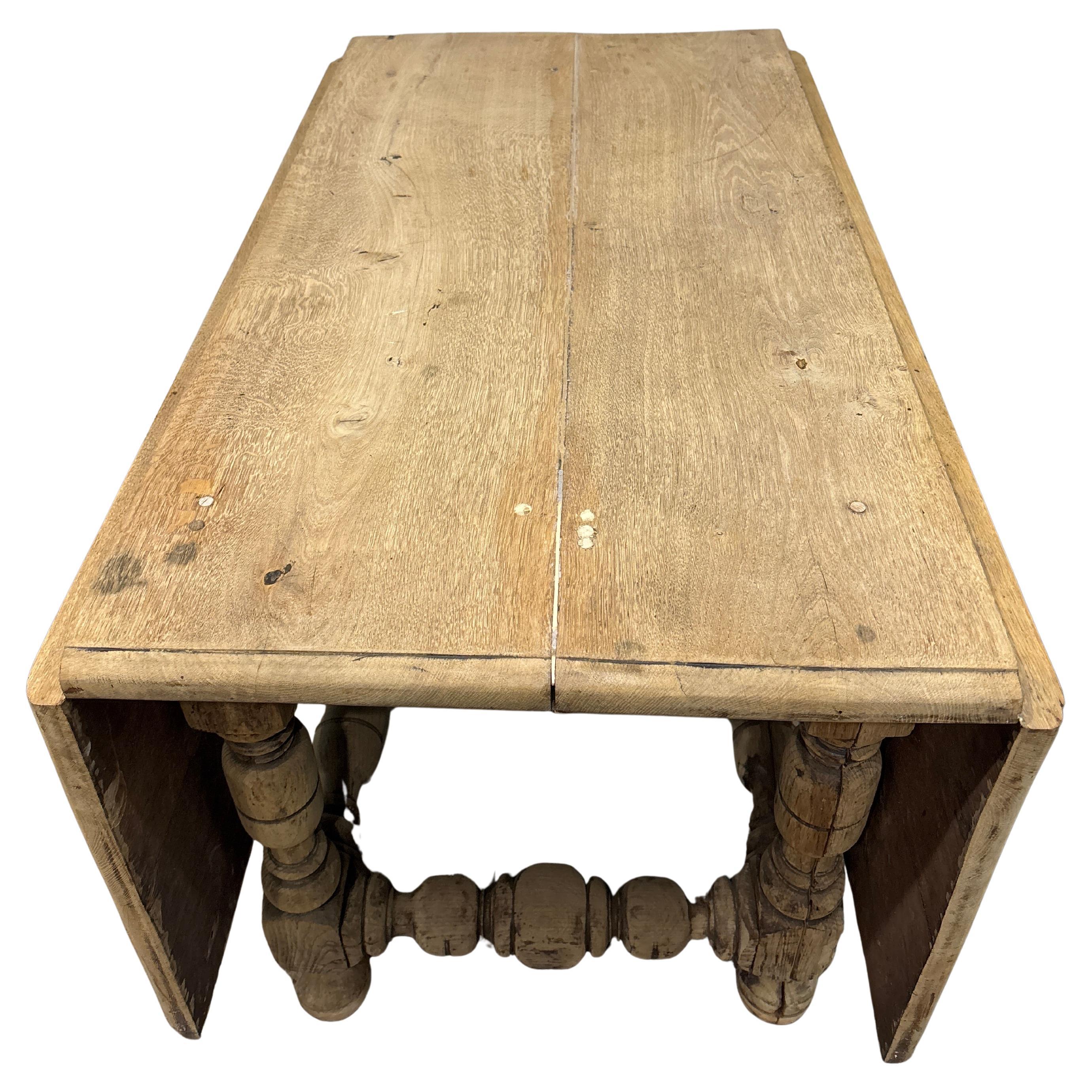 Table à pattes d'oie française du XVIIIe siècle en vente 3