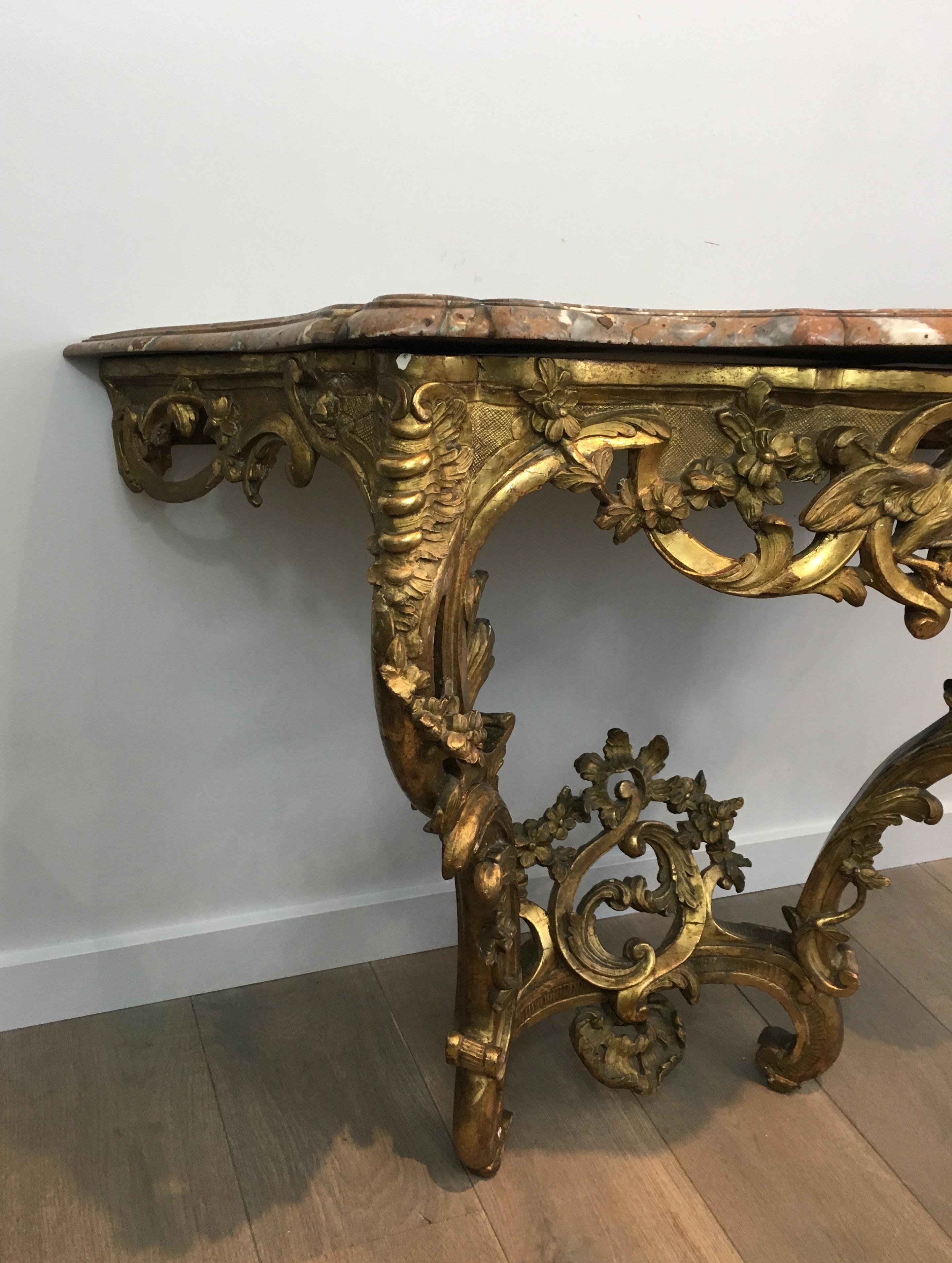 Mesa consola francesa del siglo XVIII de madera dorada con tapa de mármol rojo, época Luis XV en venta 4