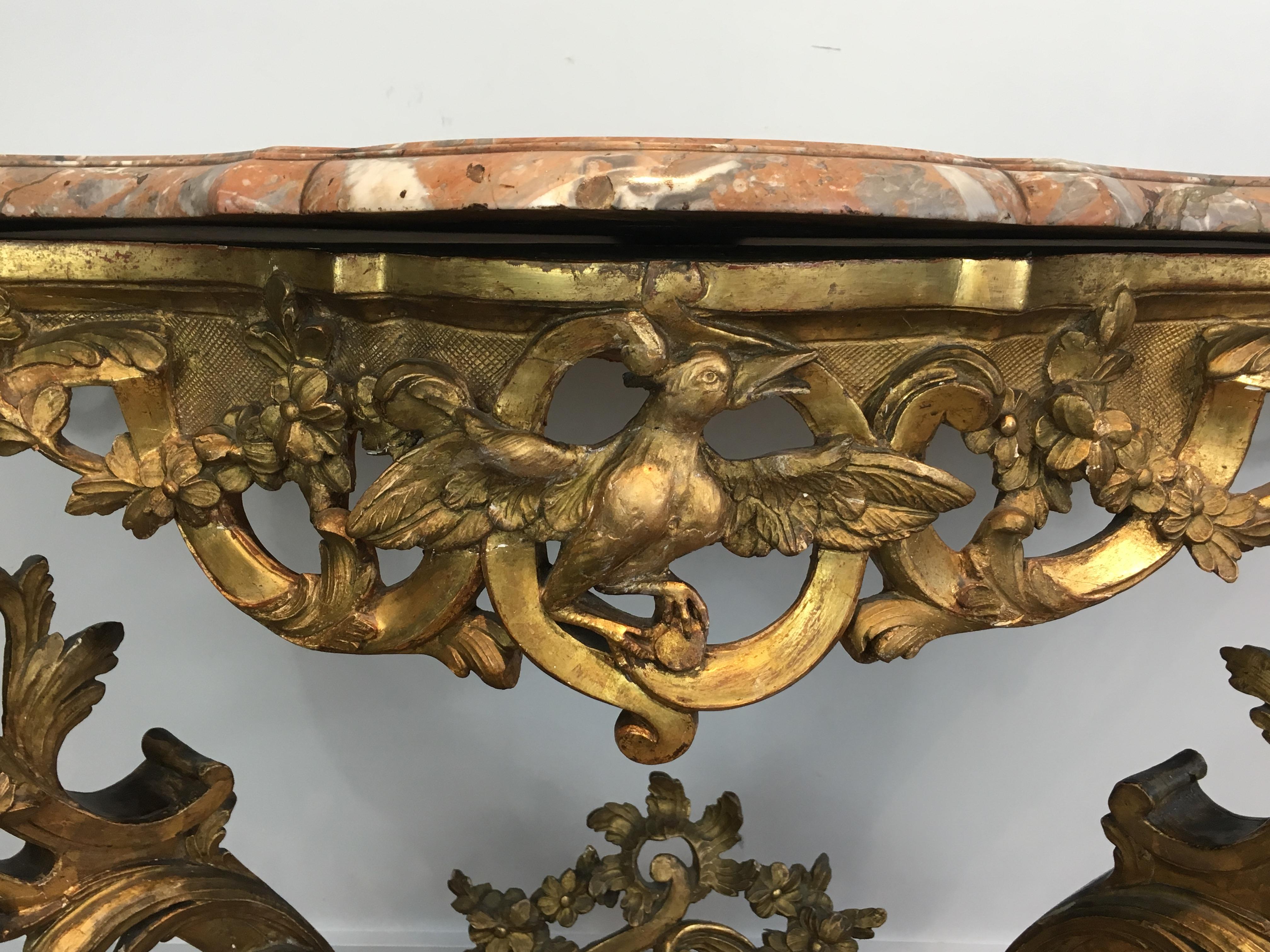 Mesa consola francesa del siglo XVIII de madera dorada con tapa de mármol rojo, época Luis XV Madera dorada en venta