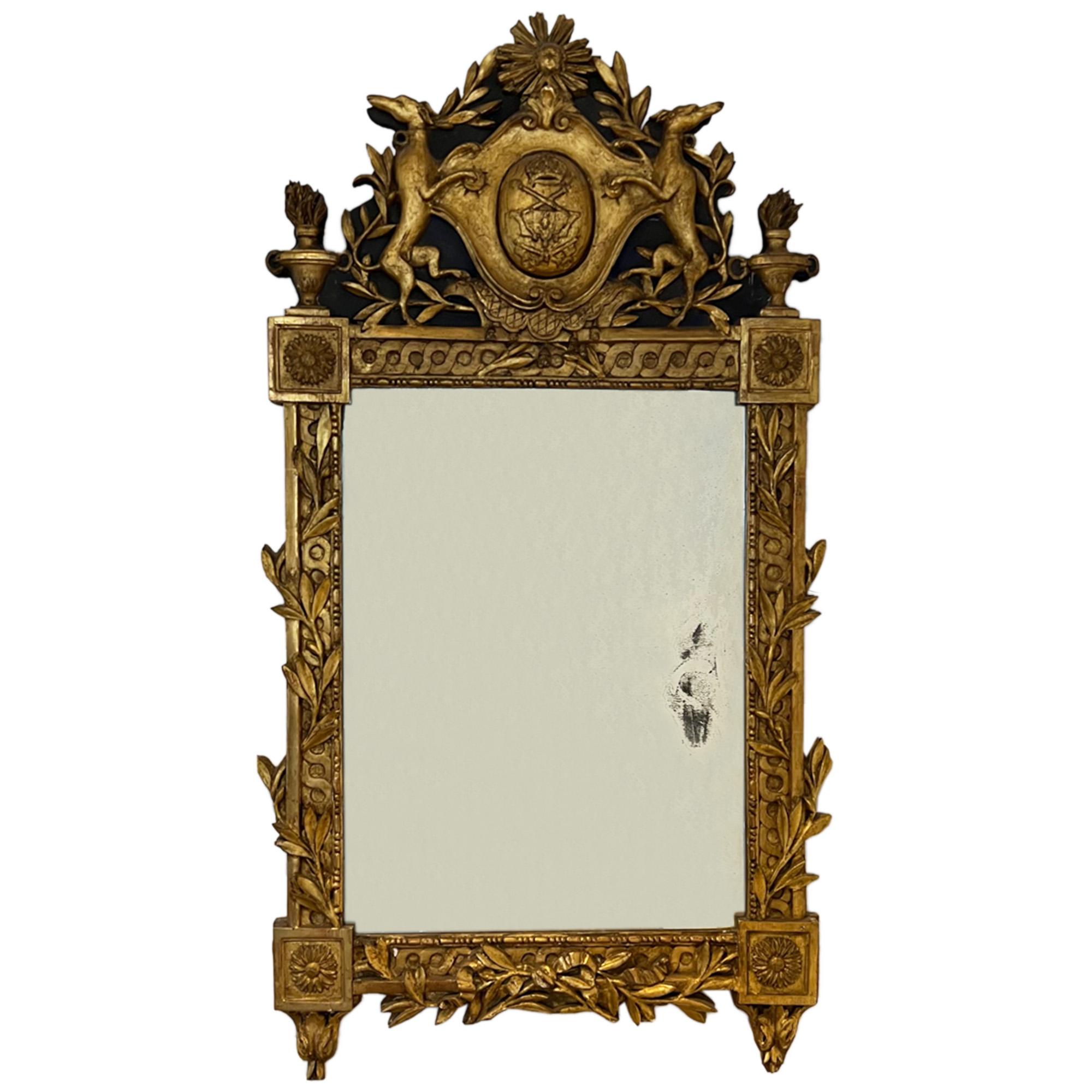 Miroir français du 18ème siècle en bois doré à crête avec chiens en vente 1