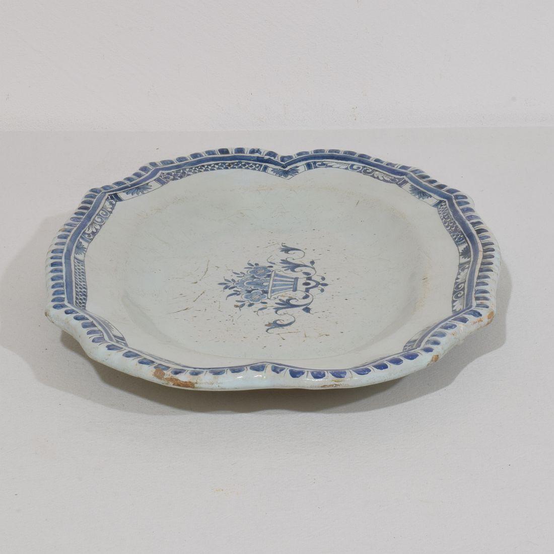 Plat de Rouen en faïence émaillée, France, XVIIIe siècle en vente 3