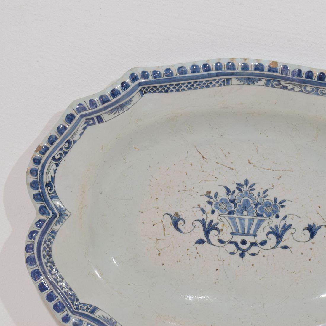 very rare Rouen plate with beautiful blue decoration.


France, circa 1750
Good condition.