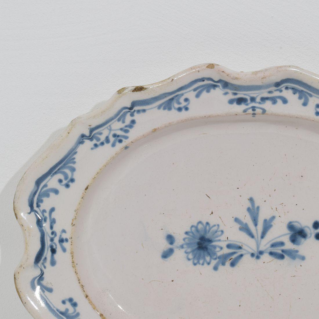 Rare Rouen plate with beautiful blue decoration.


France, circa 1750
Good condition.