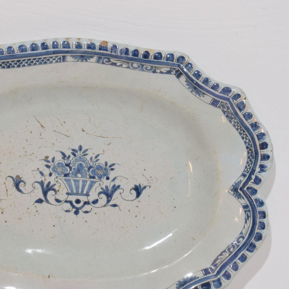 Provincial français Plat de Rouen en faïence émaillée, France, XVIIIe siècle en vente