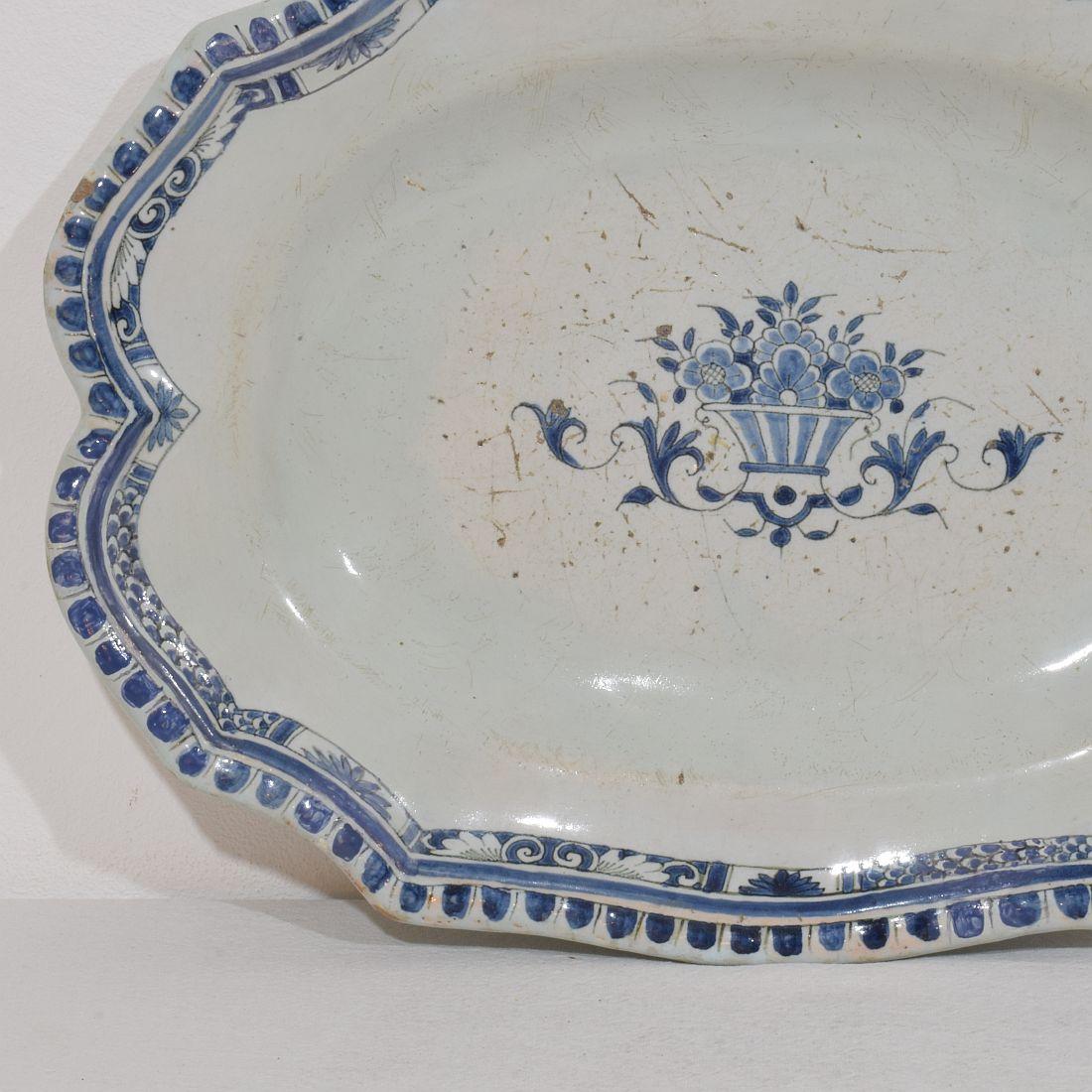 French, 18th Century Glazed Earthenware Rouen Platter In Good Condition For Sale In Buisson, FR