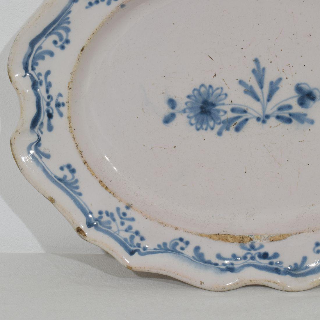 French, 18th Century Glazed Earthenware Rouen Platter In Good Condition For Sale In Buisson, FR
