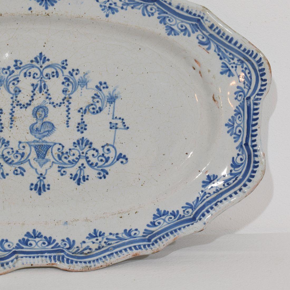 French, 18th Century Glazed Earthenware Rouen Platter In Good Condition For Sale In Buisson, FR