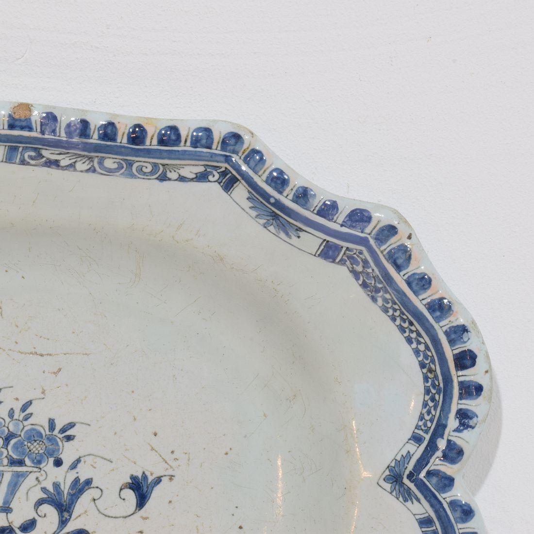 XVIIIe siècle et antérieur Plat de Rouen en faïence émaillée, France, XVIIIe siècle en vente