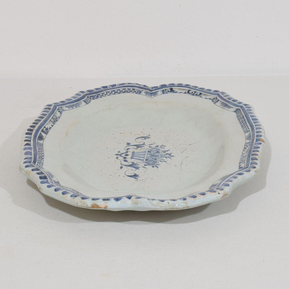 Plat de Rouen en faïence émaillée, France, XVIIIe siècle en vente 1