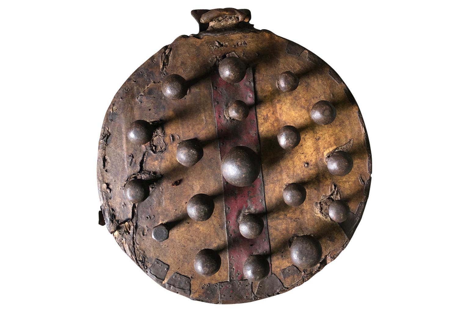 Un très intriguant gant du 18ème siècle en bois et cuir avec des protubérances en fer. La main est insérée dans le gant avec des positions pour tous les doigts - comme un gant de baseball. L'objectif initial de cette pièce très intéressante est un