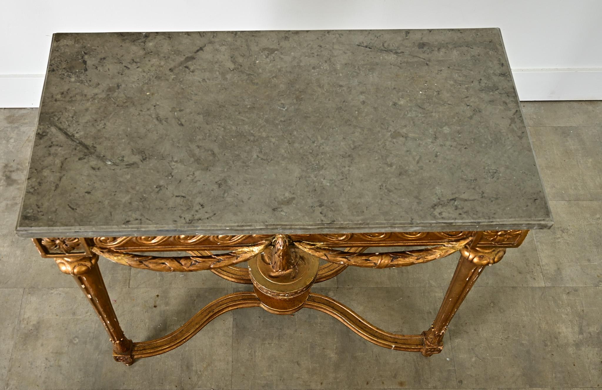 Console française du 18ème siècle dorée à l'or avec plateau en marbre en vente 2