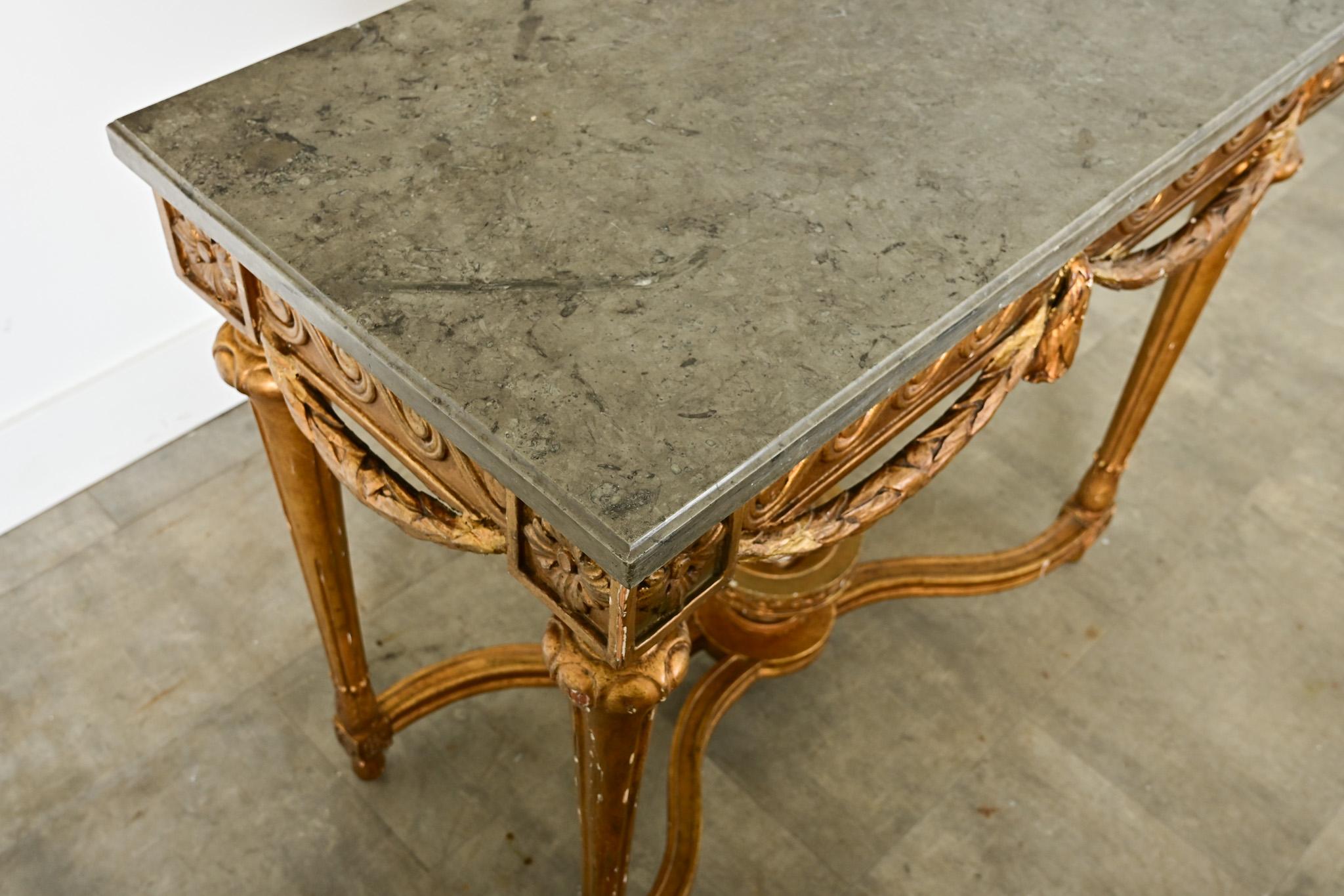 Console française du 18ème siècle dorée à l'or avec plateau en marbre en vente 4