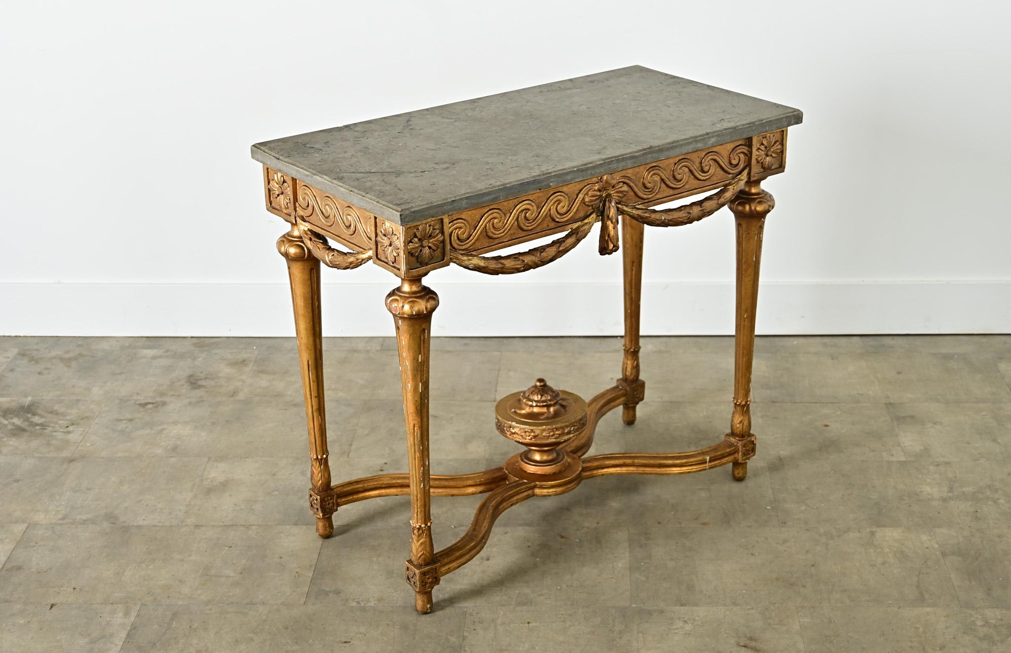 Console française du 18ème siècle dorée à l'or avec plateau en marbre en vente 5