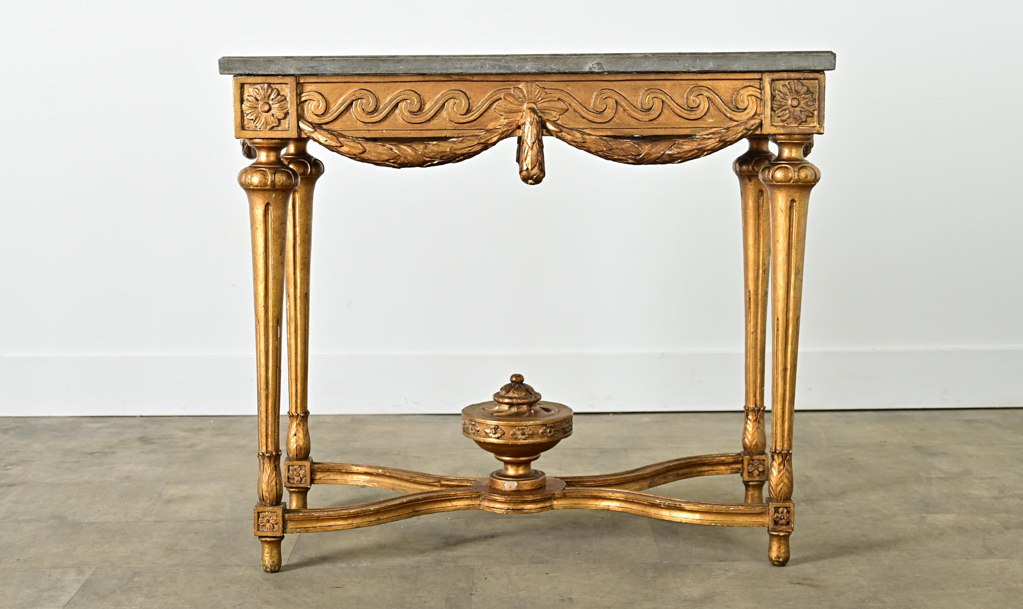 Console française du 18ème siècle dorée à l'or avec plateau en marbre en vente 7