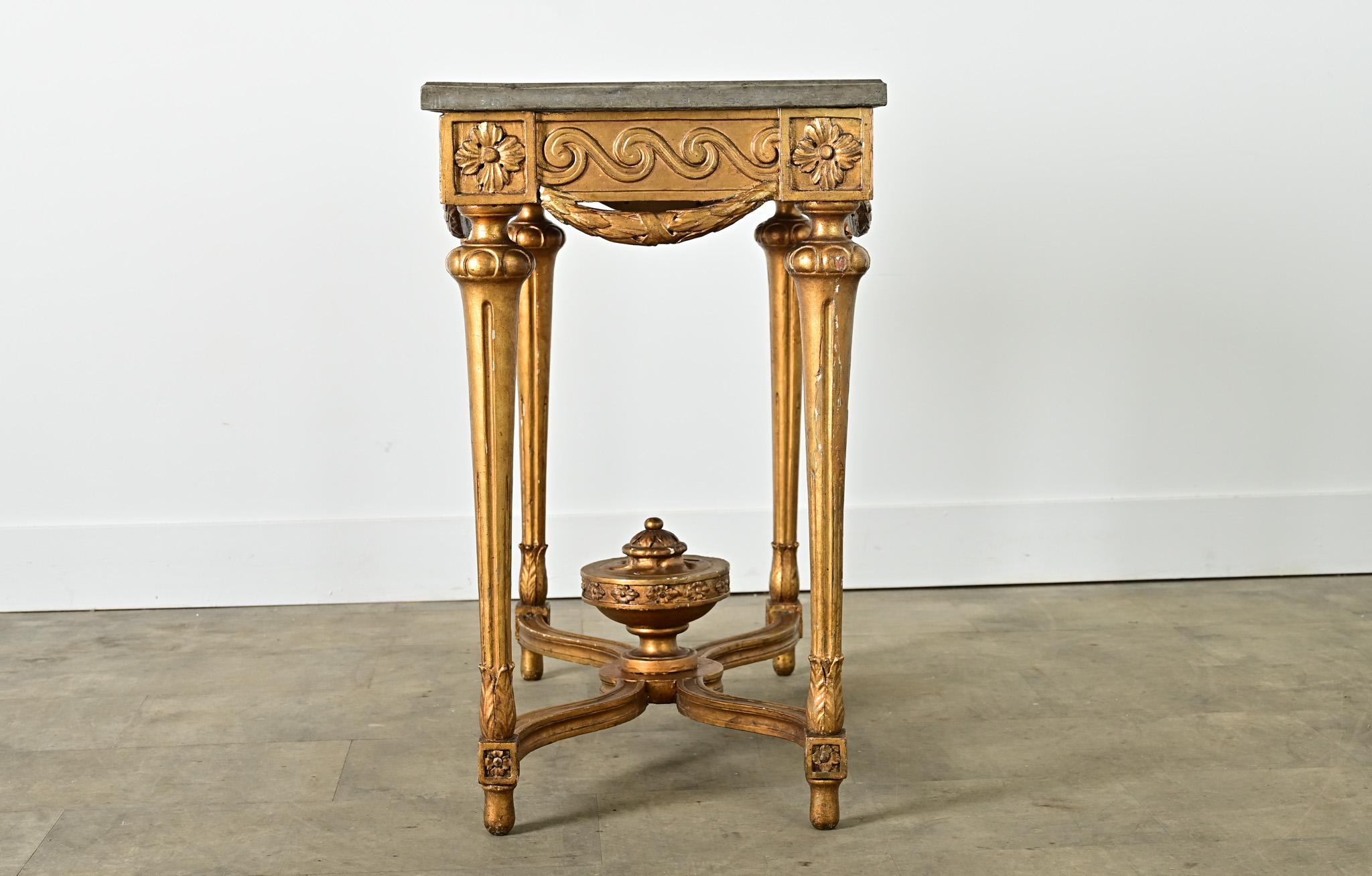 Console française du 18ème siècle dorée à l'or avec plateau en marbre en vente 8