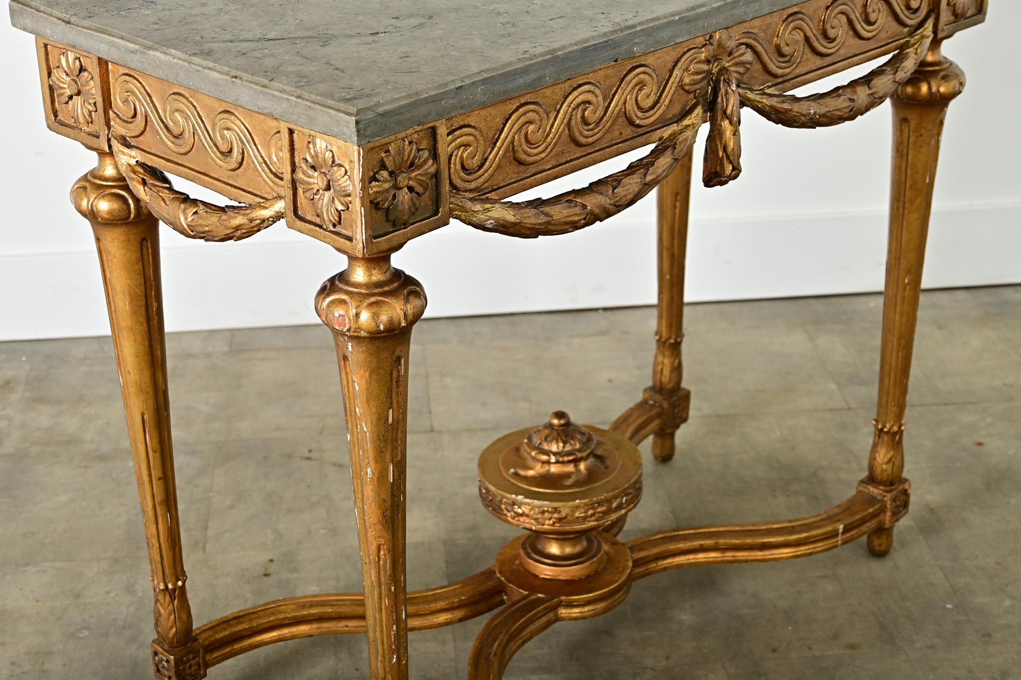 Console française du 18ème siècle dorée à l'or avec plateau en marbre en vente 9