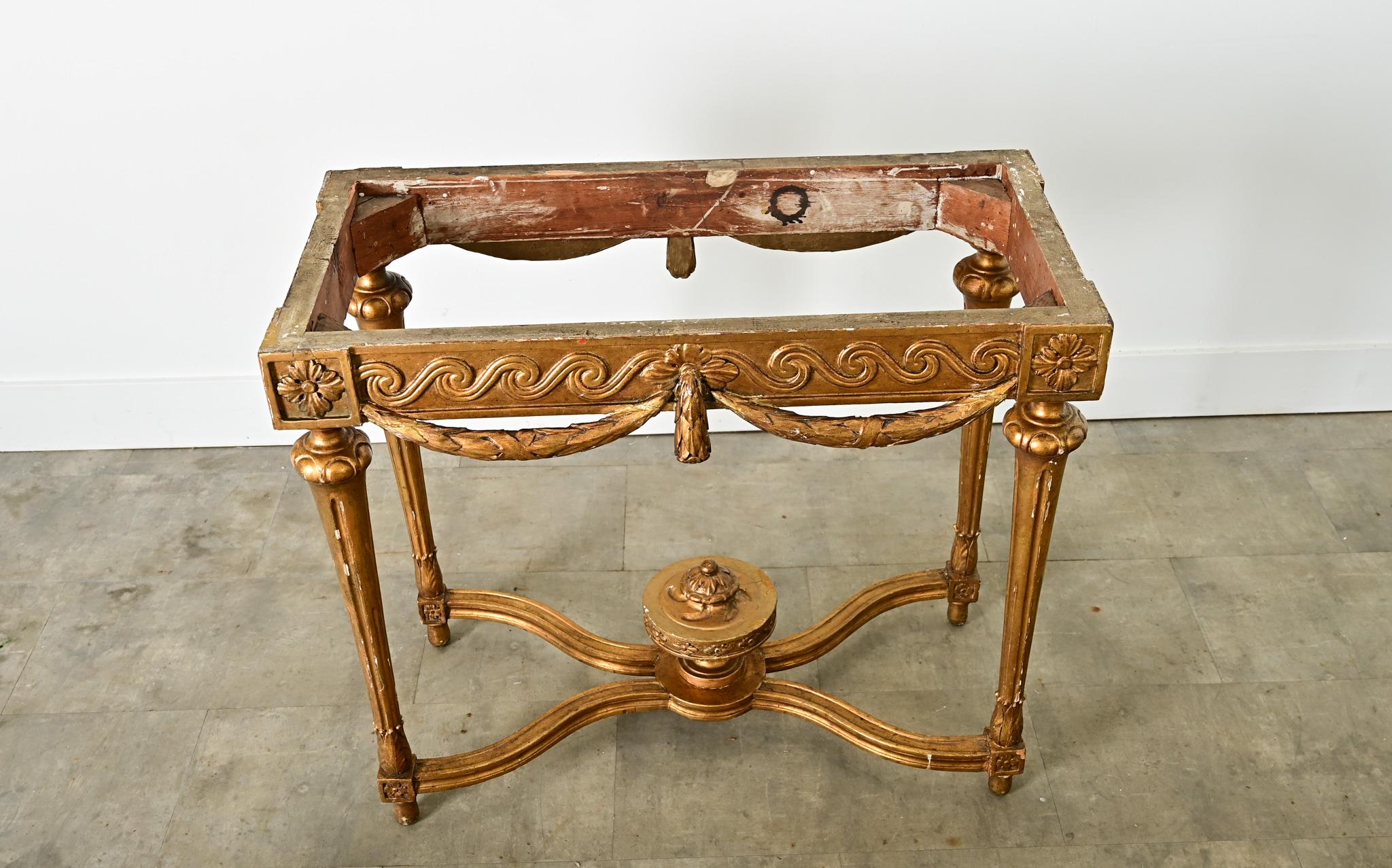 Louis XVI Console française du 18ème siècle dorée à l'or avec plateau en marbre en vente