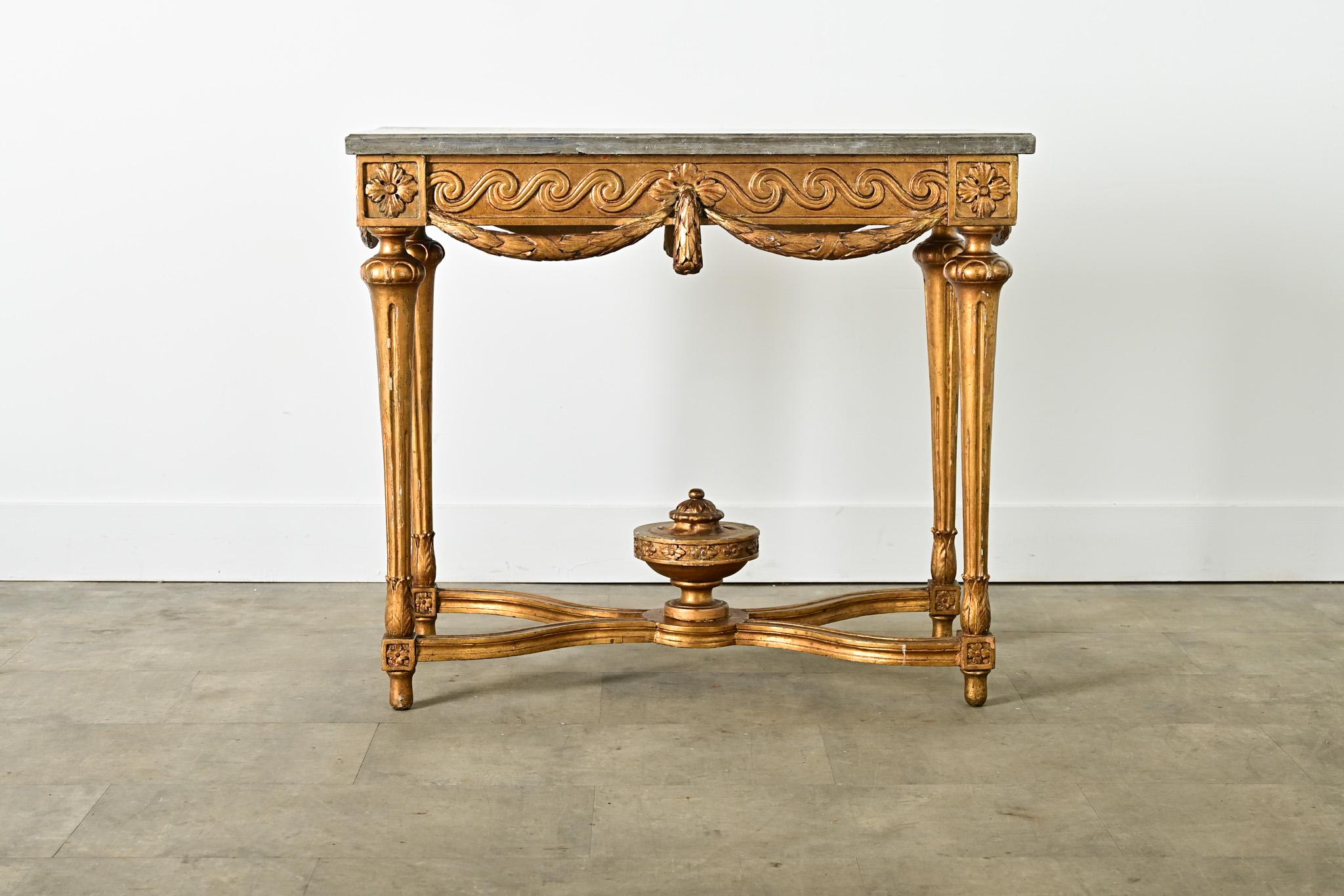 Français Console française du 18ème siècle dorée à l'or avec plateau en marbre en vente