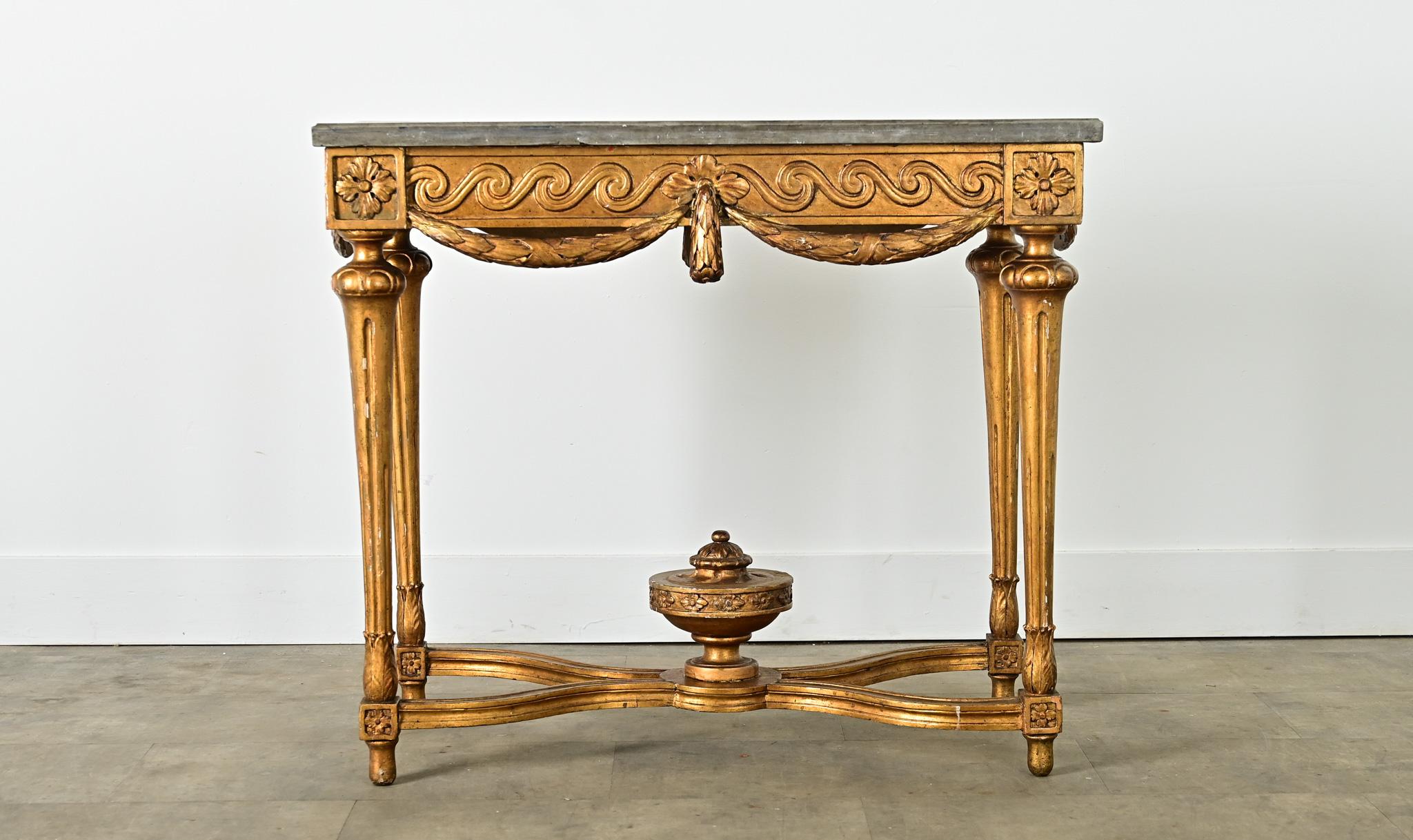 Sculpté Console française du 18ème siècle dorée à l'or avec plateau en marbre en vente