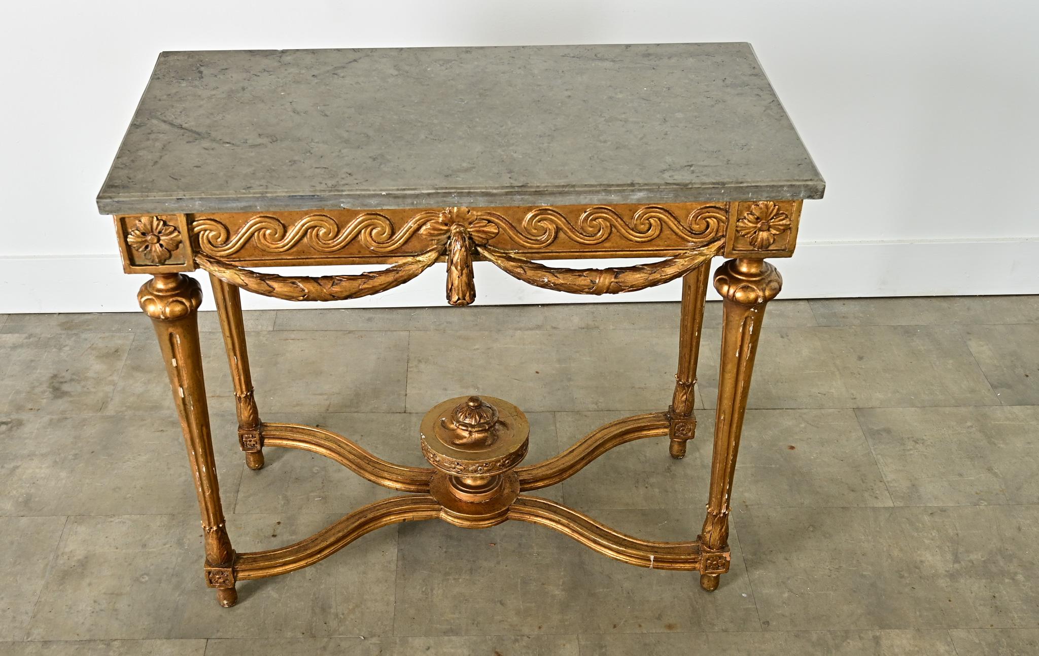 Console française du 18ème siècle dorée à l'or avec plateau en marbre Bon état - En vente à Baton Rouge, LA