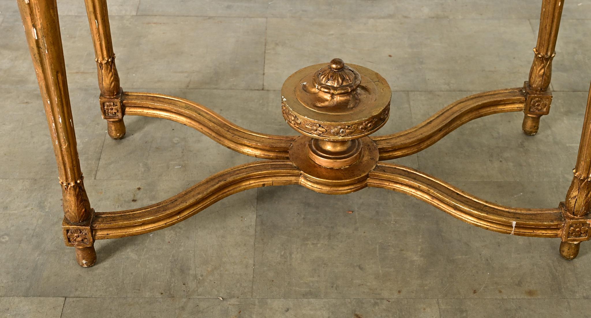 XVIIIe siècle et antérieur Console française du 18ème siècle dorée à l'or avec plateau en marbre en vente