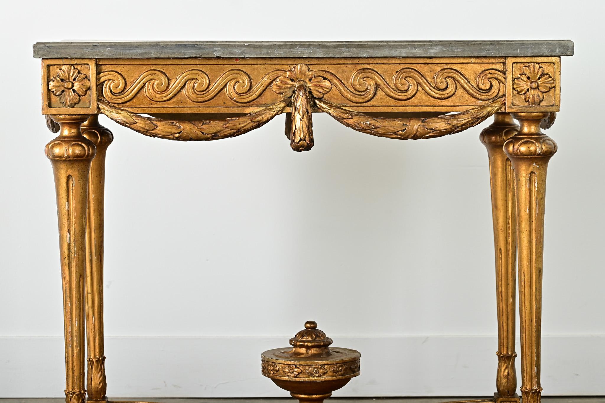 Console française du 18ème siècle dorée à l'or avec plateau en marbre en vente 1