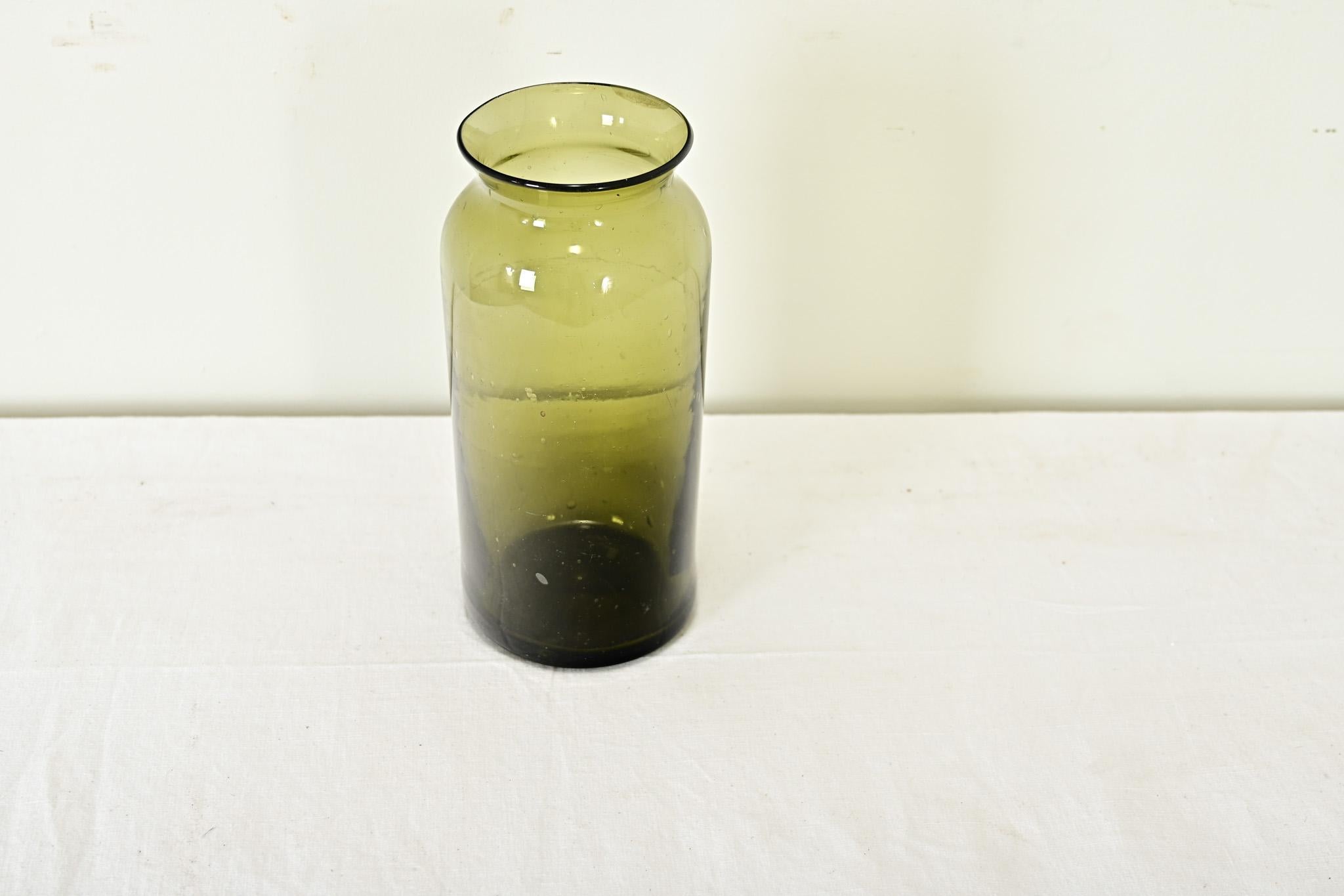 Francese Vaso per raccogliere i rifiuti in vetro verde francese del XVIII secolo in vendita