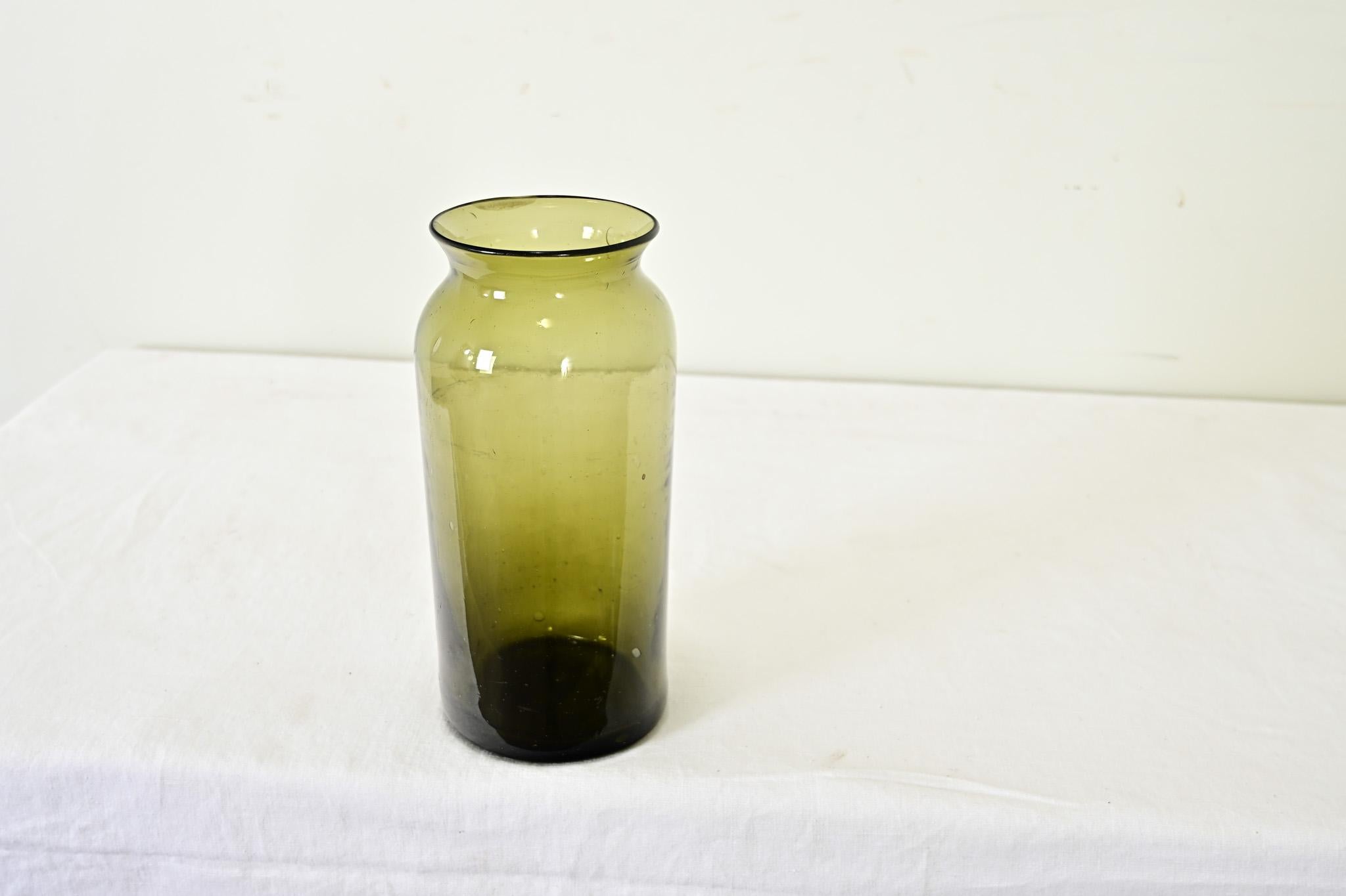 XX secolo Vaso per raccogliere i rifiuti in vetro verde francese del XVIII secolo in vendita