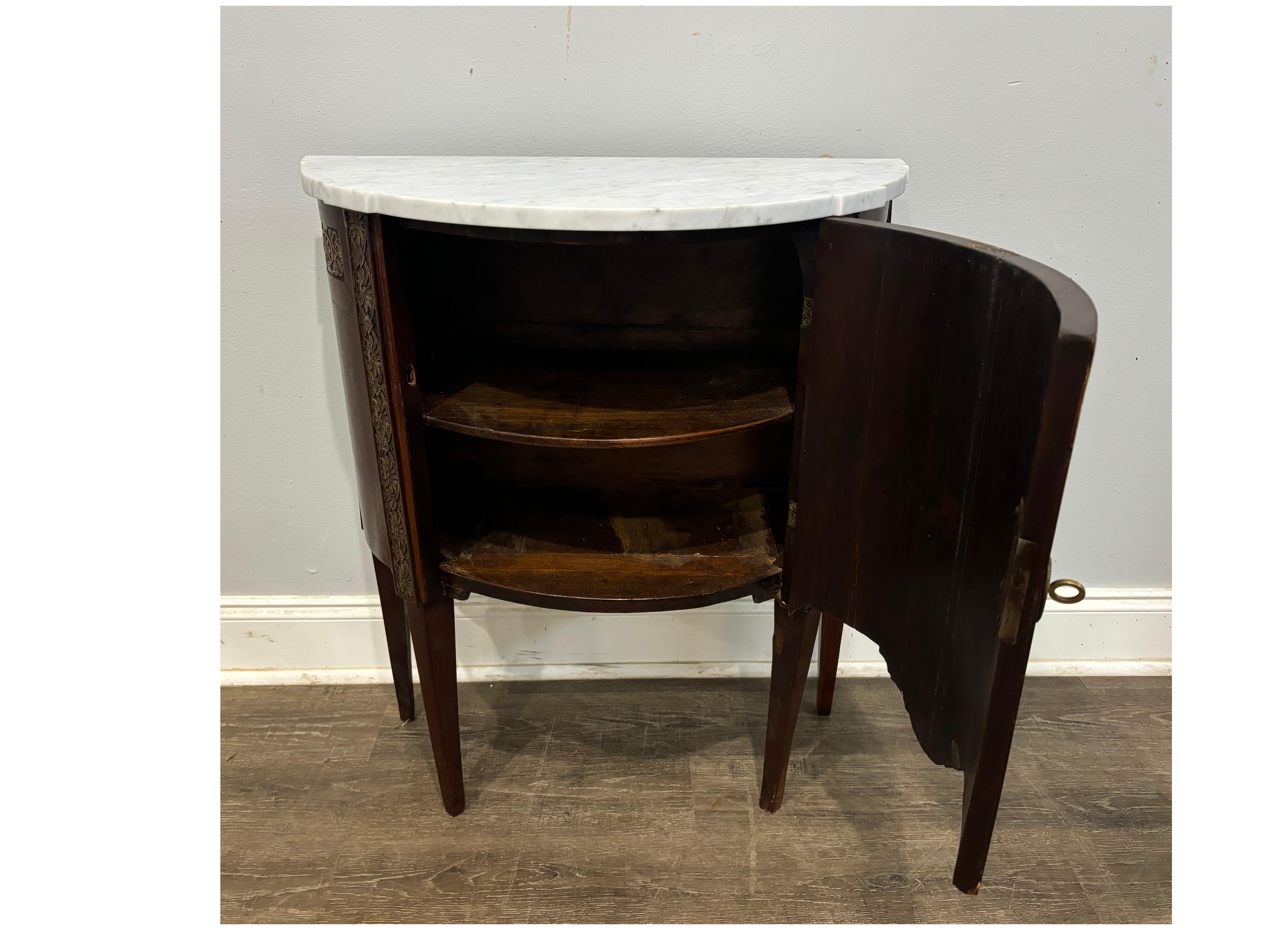 Französisches Halbmond-Buffet aus dem 18. Jahrhundert (Messing) im Angebot