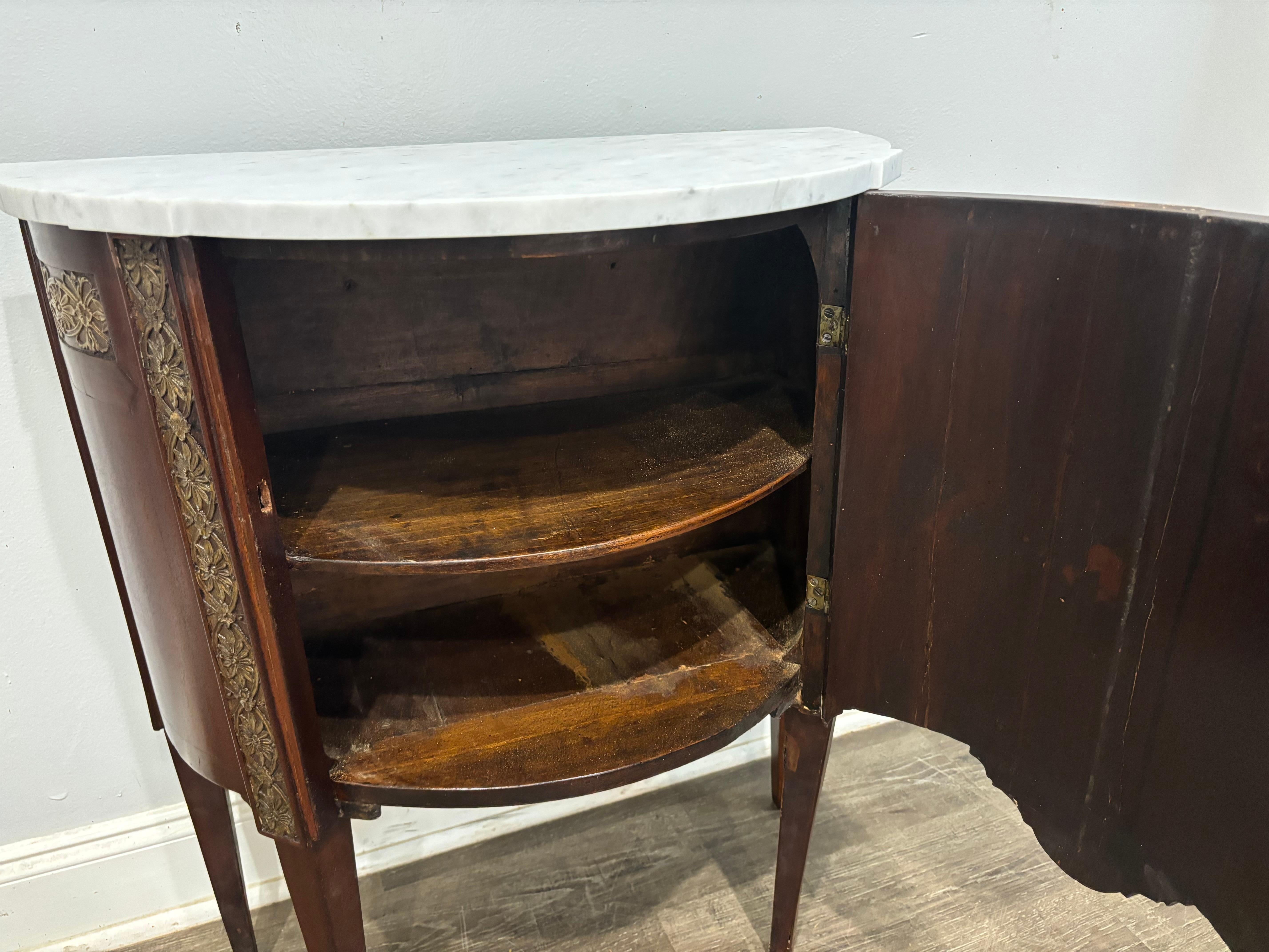 Französisches Halbmond-Buffet aus dem 18. Jahrhundert im Angebot 1