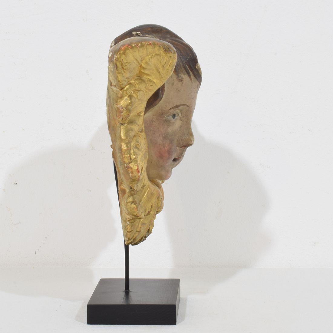 Intagliato a mano Francese del 18° secolo intagliato a mano  Testa d'angelo alata barocca in vendita