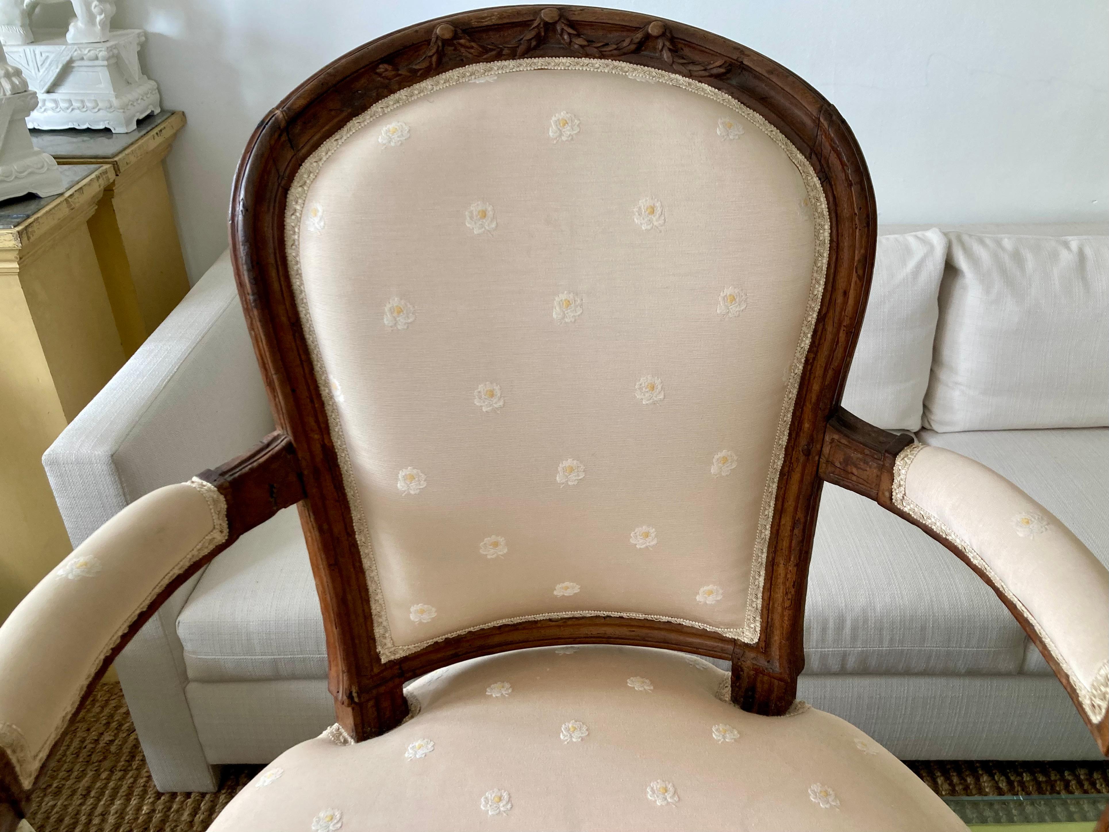 Französische handgeschnitzte Fauteuil-Stühle des 18. Jahrhunderts, Paar im Angebot 1