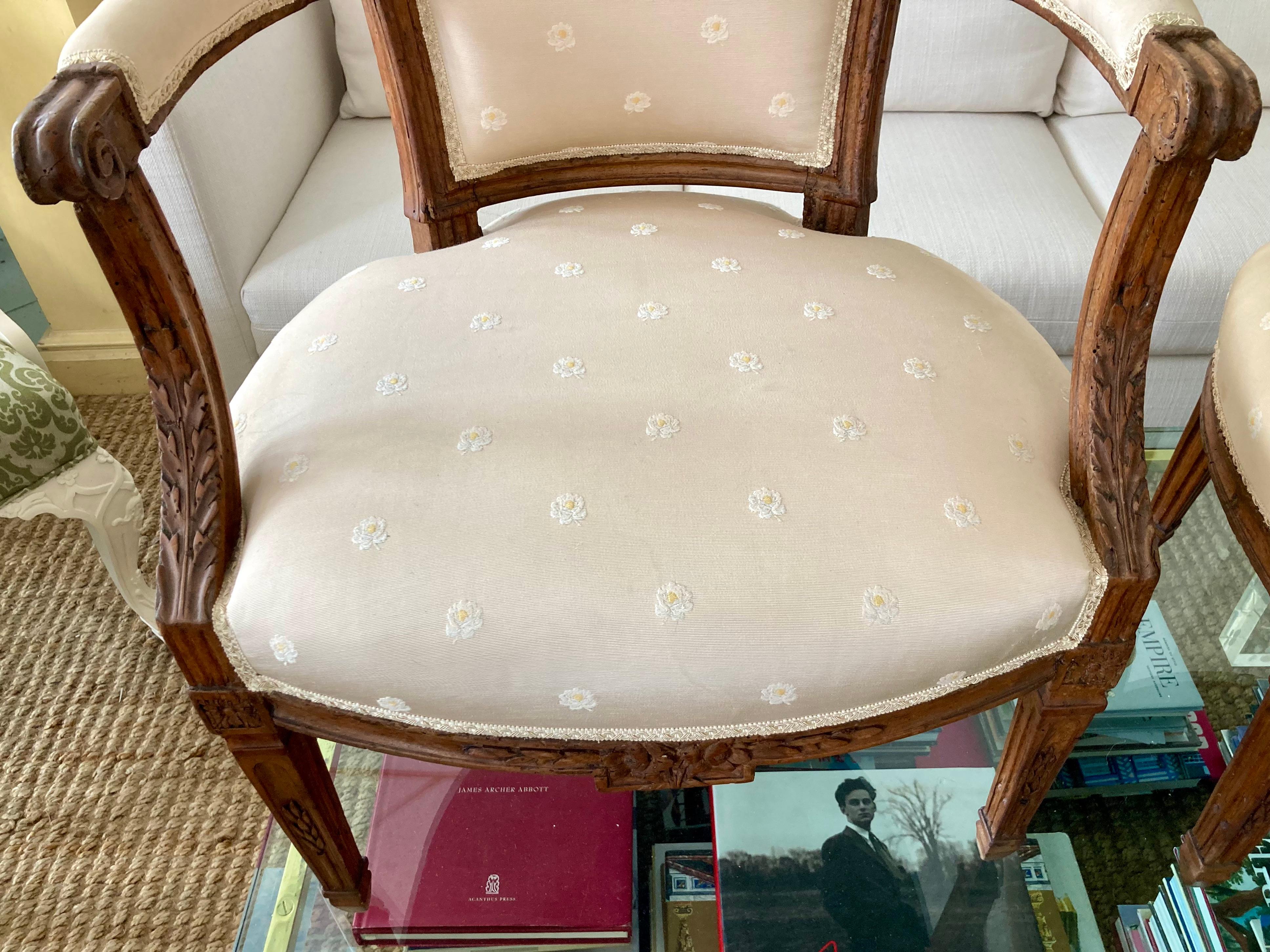 Französische handgeschnitzte Fauteuil-Stühle des 18. Jahrhunderts, Paar im Angebot 2