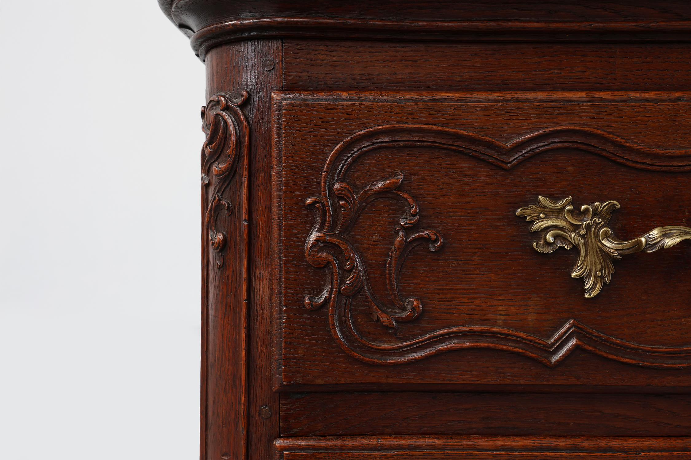 Commode en chêne du XVIIIe siècle de style Louis XV, fabriquée à la main en vente 3