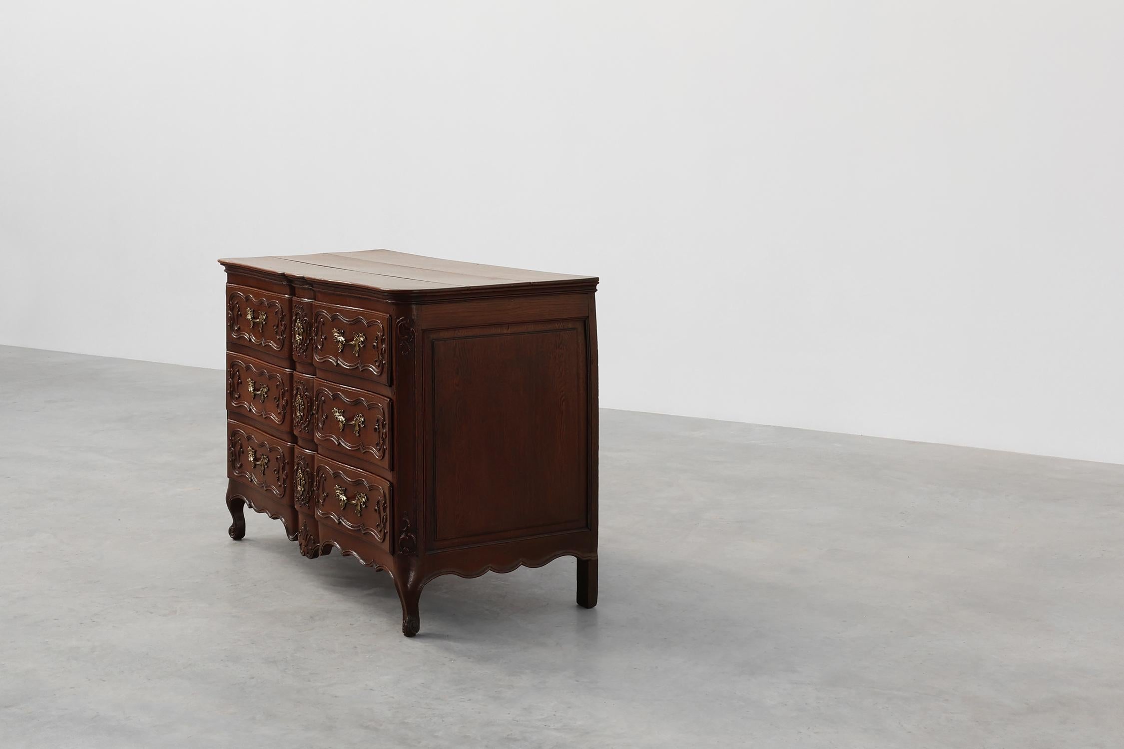 Commode en chêne du XVIIIe siècle de style Louis XV, fabriquée à la main en vente 4