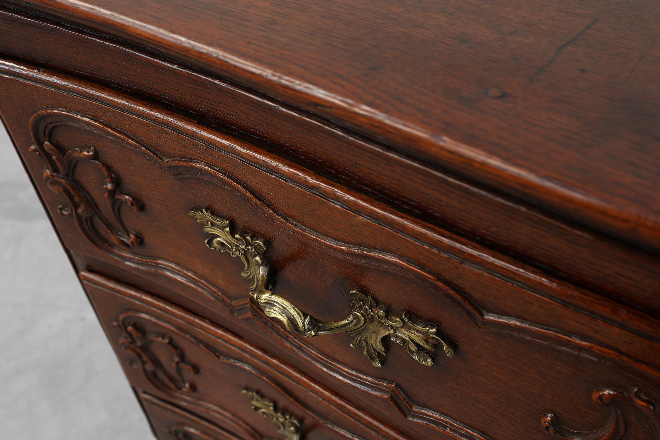 Commode en chêne du XVIIIe siècle de style Louis XV, fabriquée à la main en vente 5