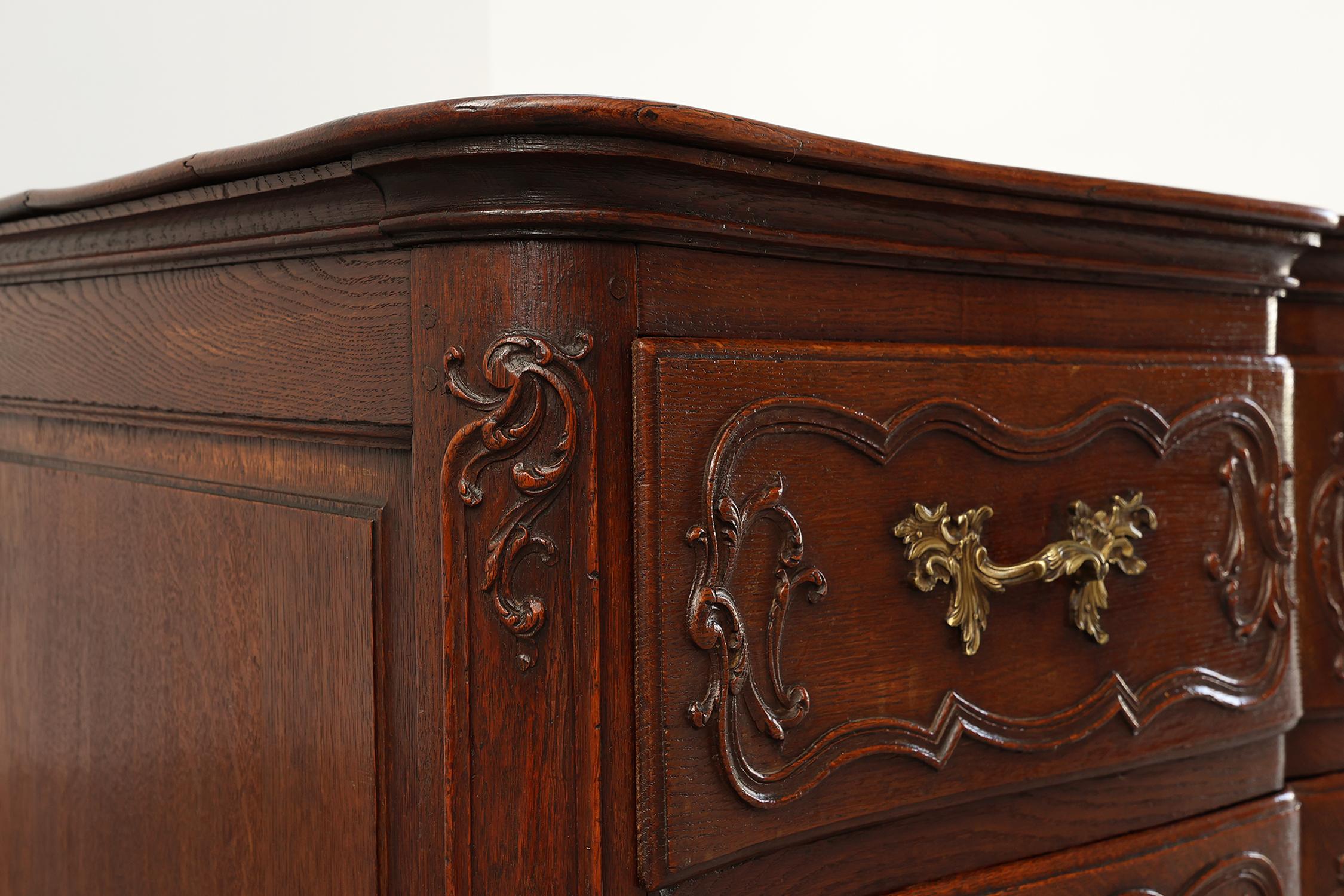 Commode en chêne du XVIIIe siècle de style Louis XV, fabriquée à la main en vente 6