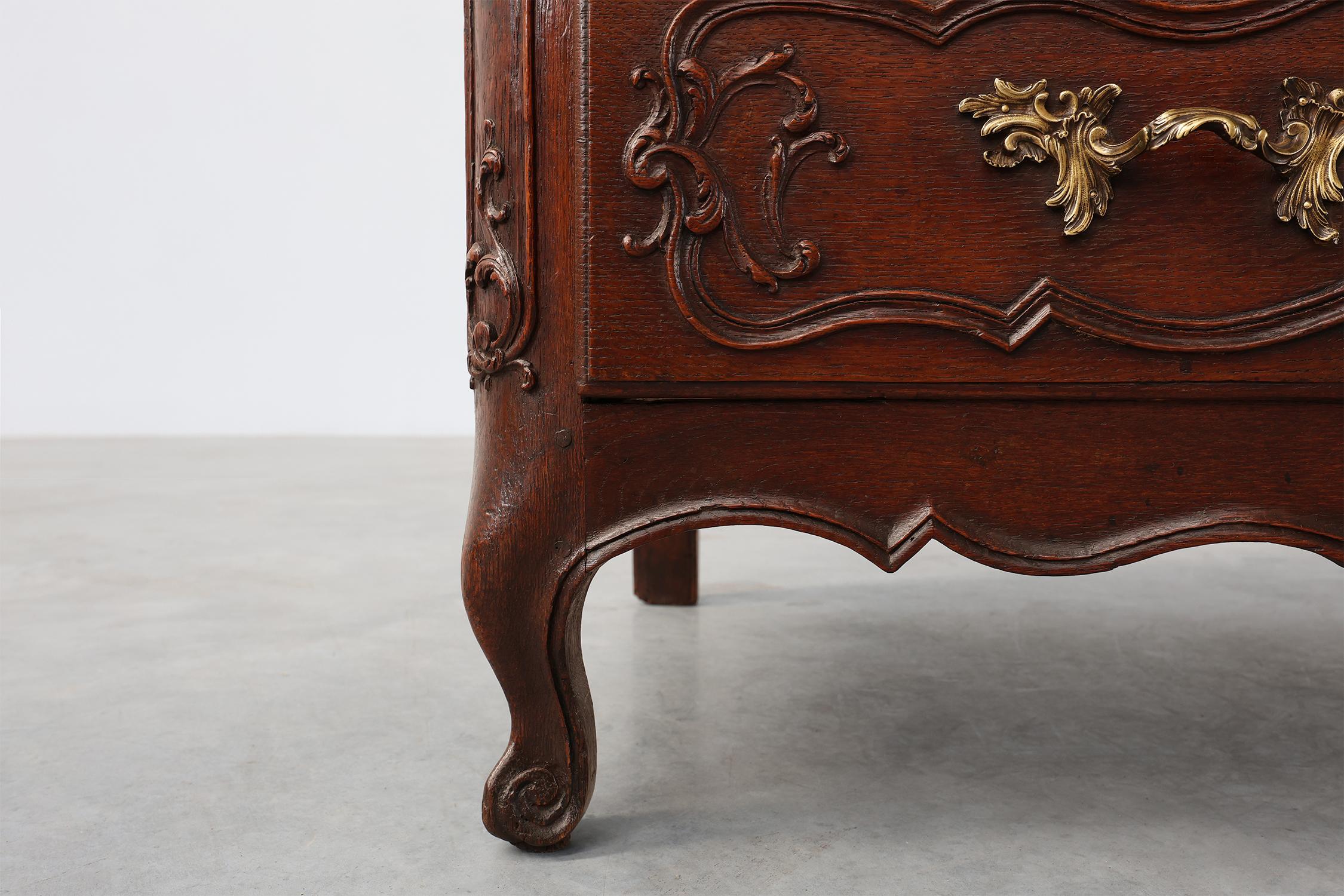 Commode en chêne du XVIIIe siècle de style Louis XV, fabriquée à la main en vente 7