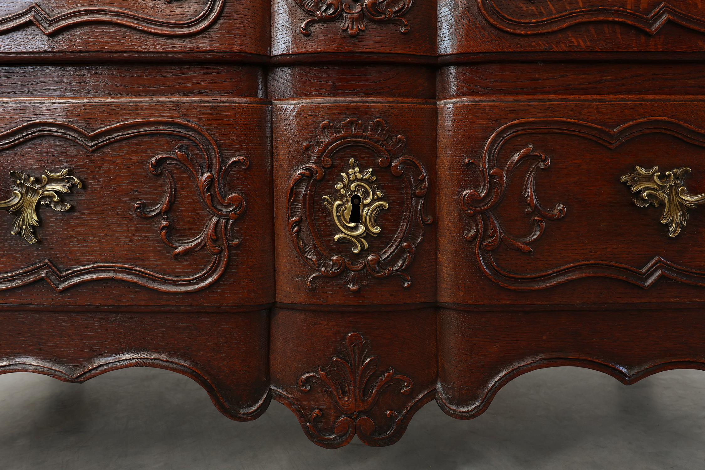 Commode en chêne du XVIIIe siècle de style Louis XV, fabriquée à la main en vente 9
