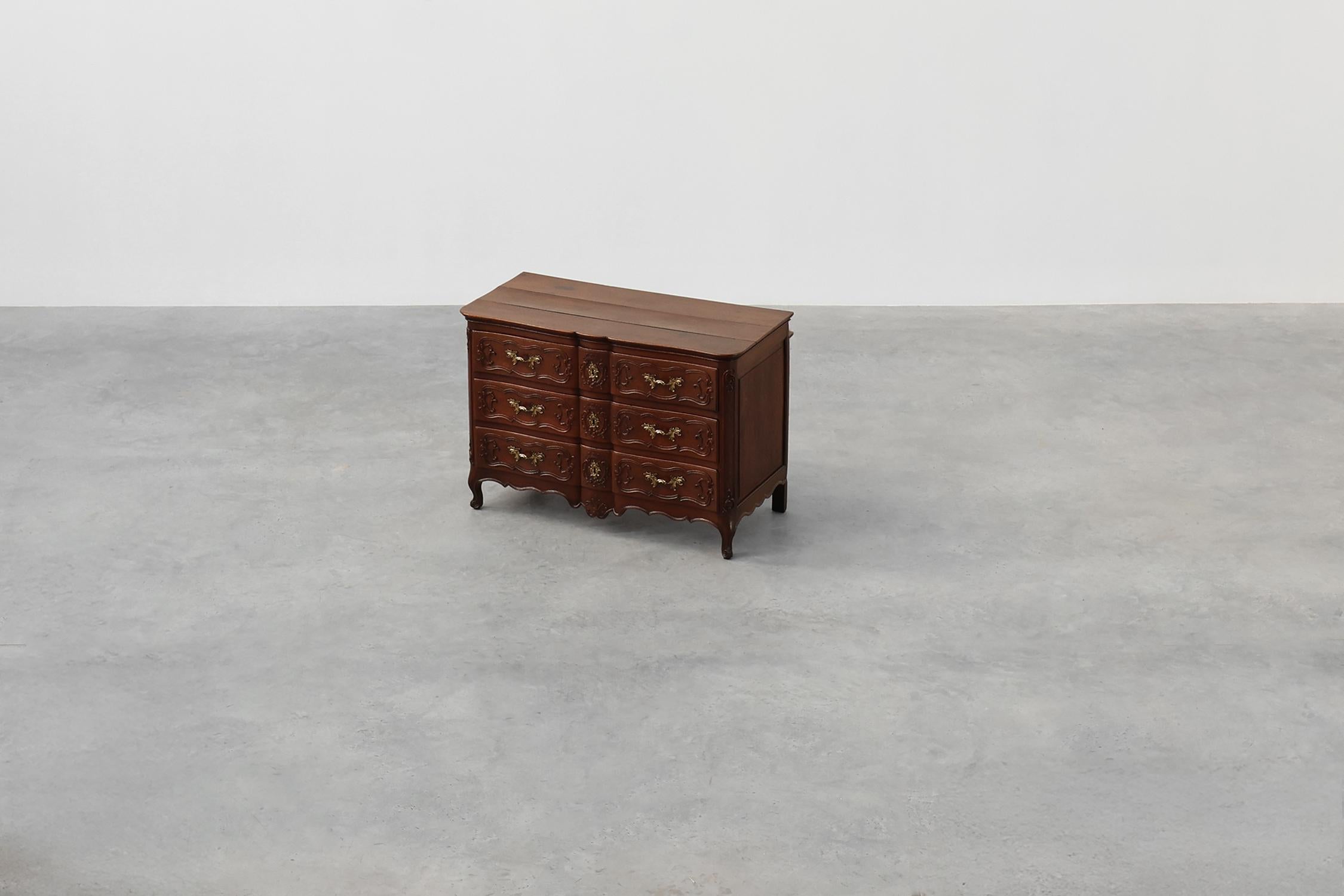 Commode en chêne du XVIIIe siècle de style Louis XV, fabriquée à la main en vente 10