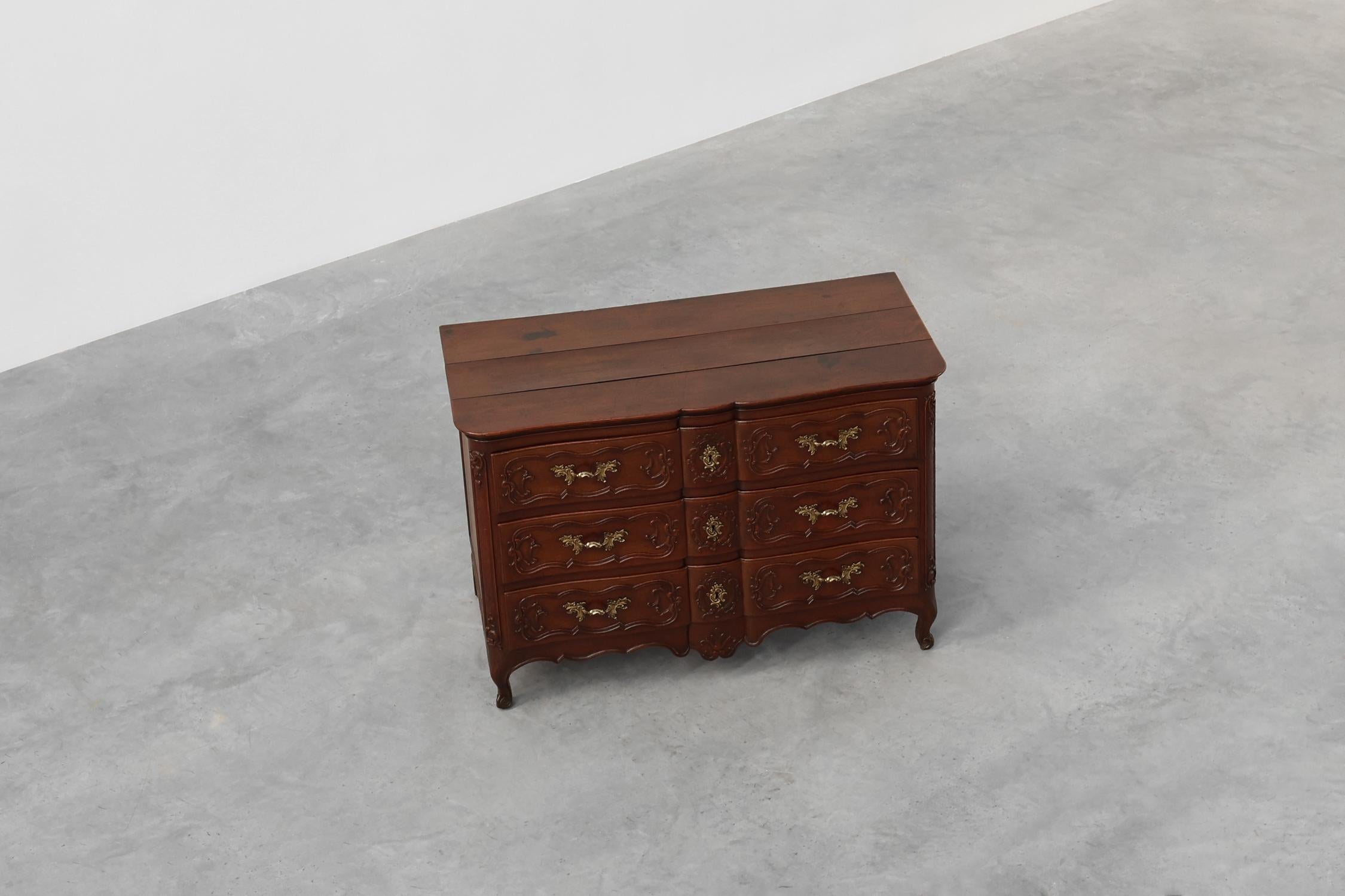 Commode en chêne du XVIIIe siècle de style Louis XV, fabriquée à la main en vente 11