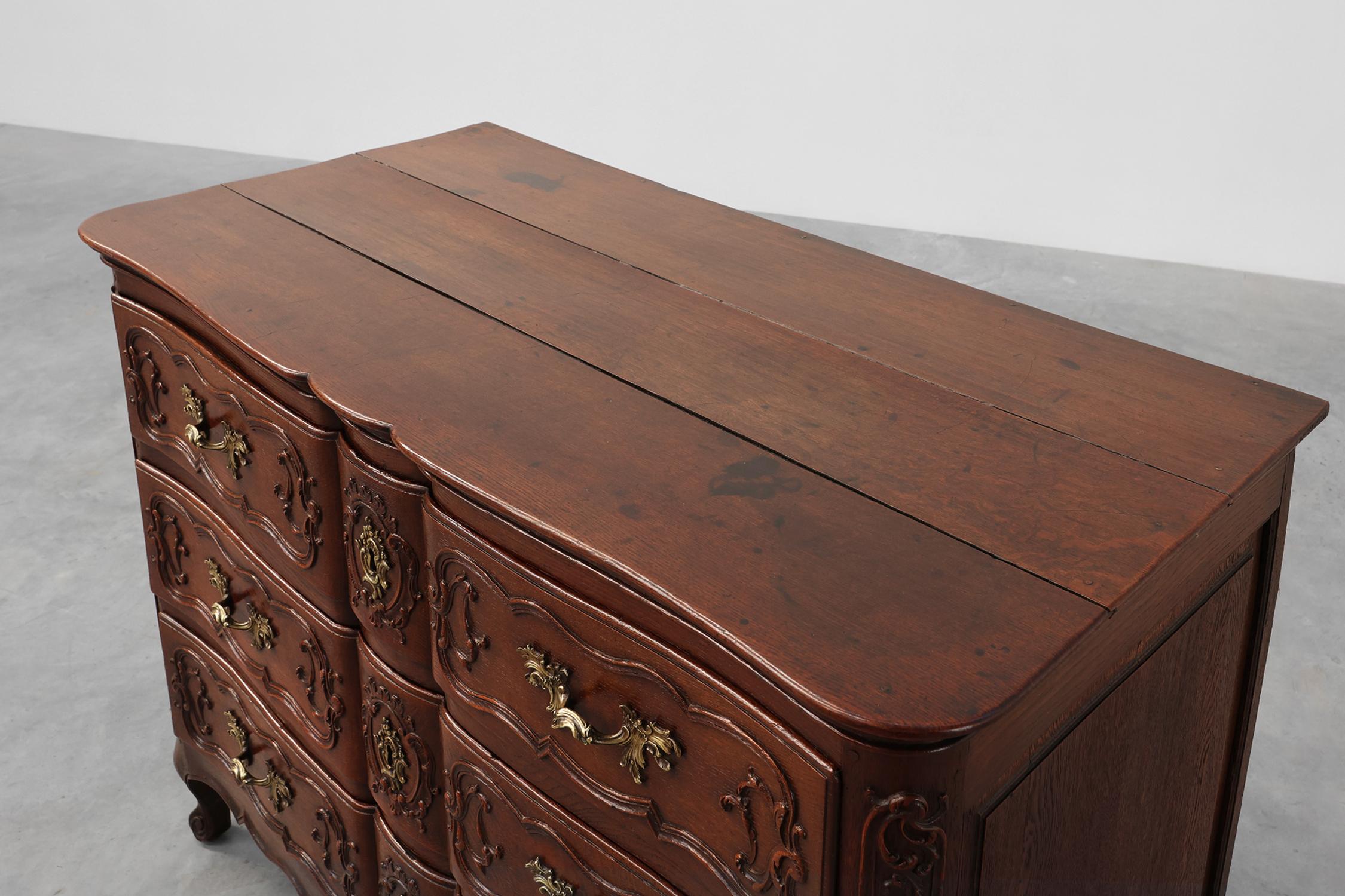 Commode en chêne du XVIIIe siècle de style Louis XV, fabriquée à la main en vente 12