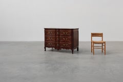 Cómoda artesanal francesa del siglo XVIII de roble de estilo Luis XV