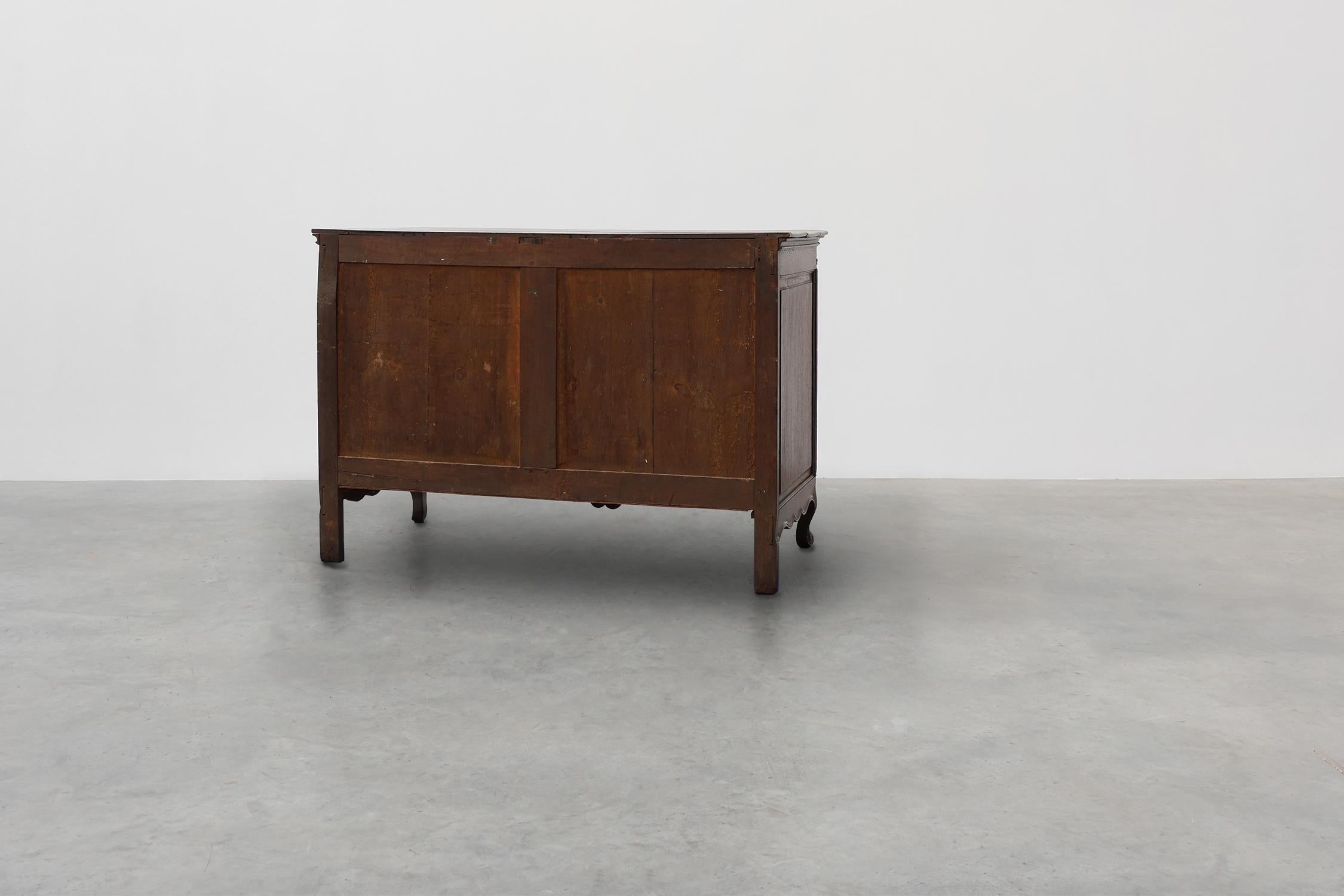 Commode en chêne du XVIIIe siècle de style Louis XV, fabriquée à la main en vente 13