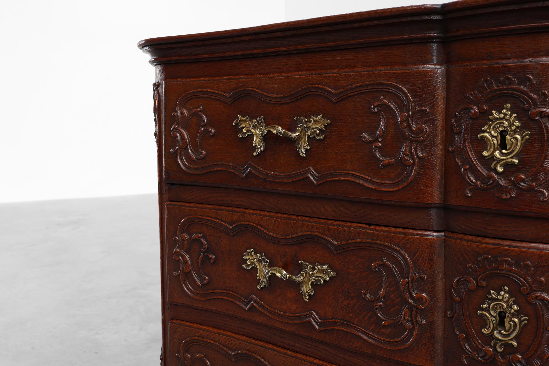 Français Commode en chêne du XVIIIe siècle de style Louis XV, fabriquée à la main en vente