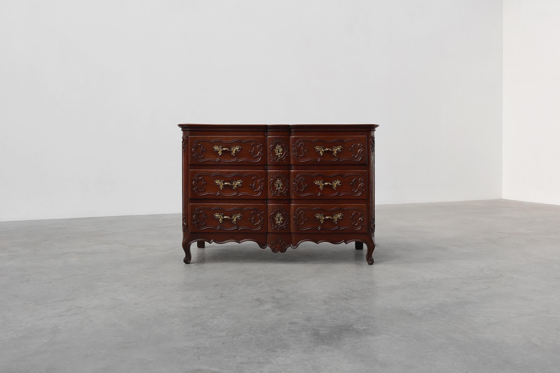 Fait main Commode en chêne du XVIIIe siècle de style Louis XV, fabriquée à la main en vente