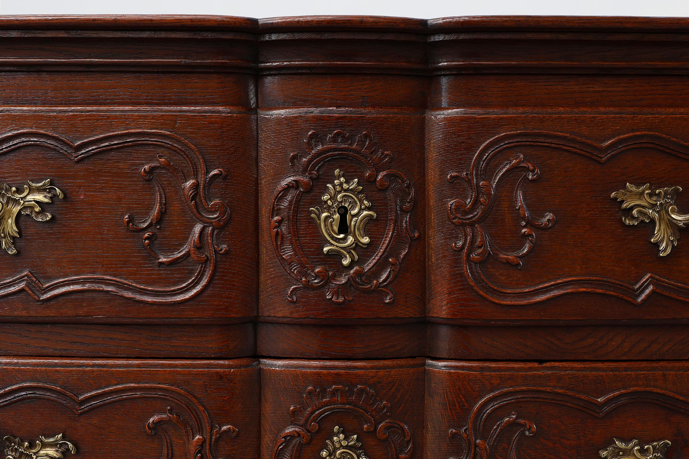Commode en chêne du XVIIIe siècle de style Louis XV, fabriquée à la main Bon état - En vente à Meulebeke, BE