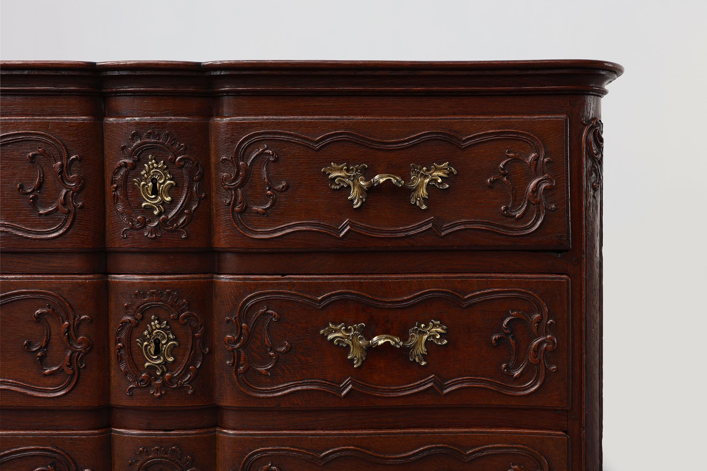 XVIIIe siècle et antérieur Commode en chêne du XVIIIe siècle de style Louis XV, fabriquée à la main en vente