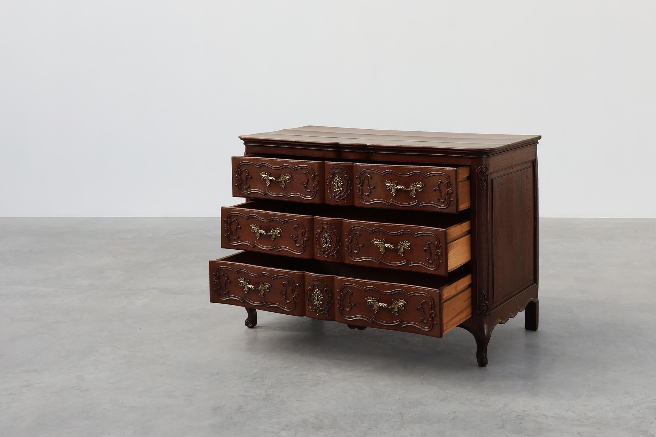 Chêne Commode en chêne du XVIIIe siècle de style Louis XV, fabriquée à la main en vente